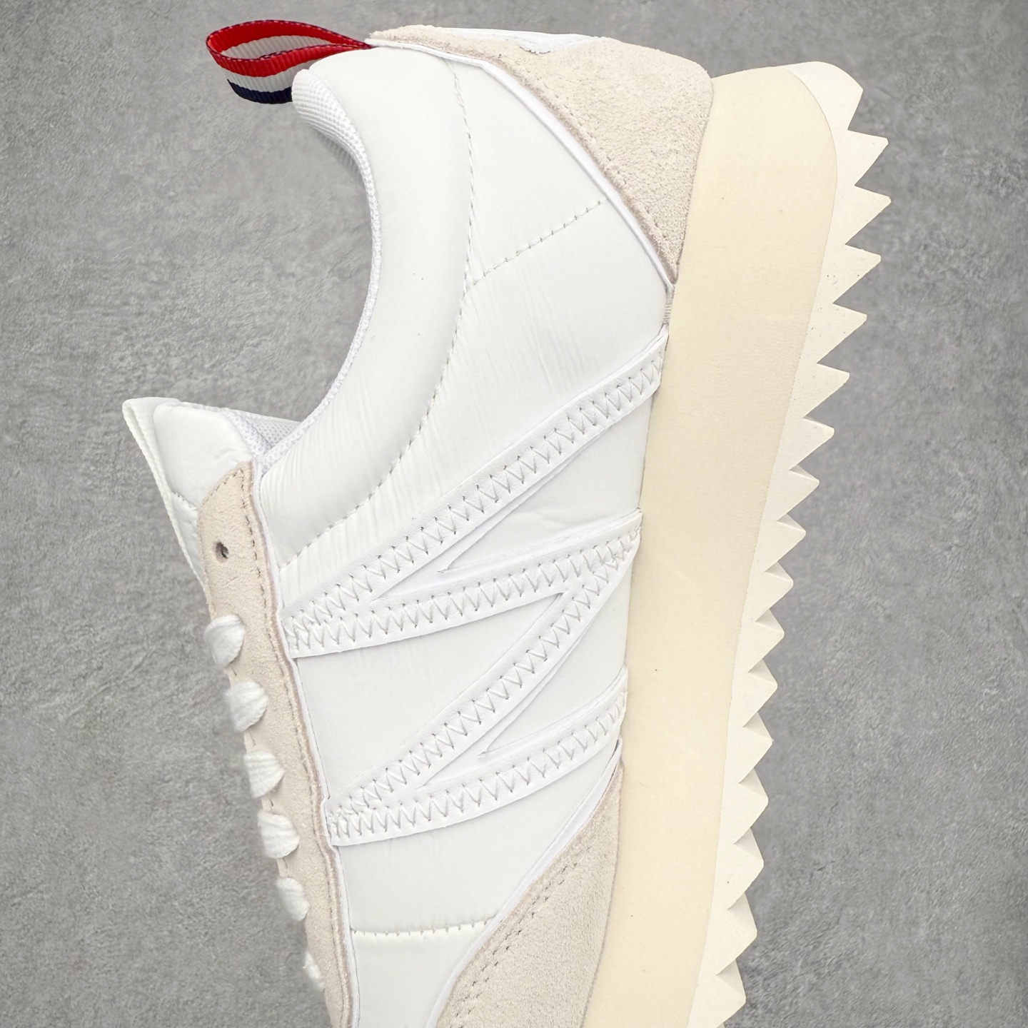 图片[7]-Moncler盟可睐 Pacey 麂皮圆头厚底低帮生活休闲鞋 盟可睐MONCLER TRAILGRIP 鞋履新季系列 前卫设计碰撞实用科技 轻盈面料无惧炎热夏季 Trailgrip运动鞋作为盟可睐Moncler的秋冬新作横空出世 融蕴品牌山地基因 运用科技前沿技术 征服野外复杂地形 醒目的胎纹设计搭配弧形橡胶鞋头 确保经久耐穿 为山野探险与都市畅游提供高效防护 Trailgrip 2023春夏系列将在既有的实用性基础之上 推出全新配色 并采用更轻材质 尺码：35 36 37 38 39 40 41 42 43 44 45 46-选品中心