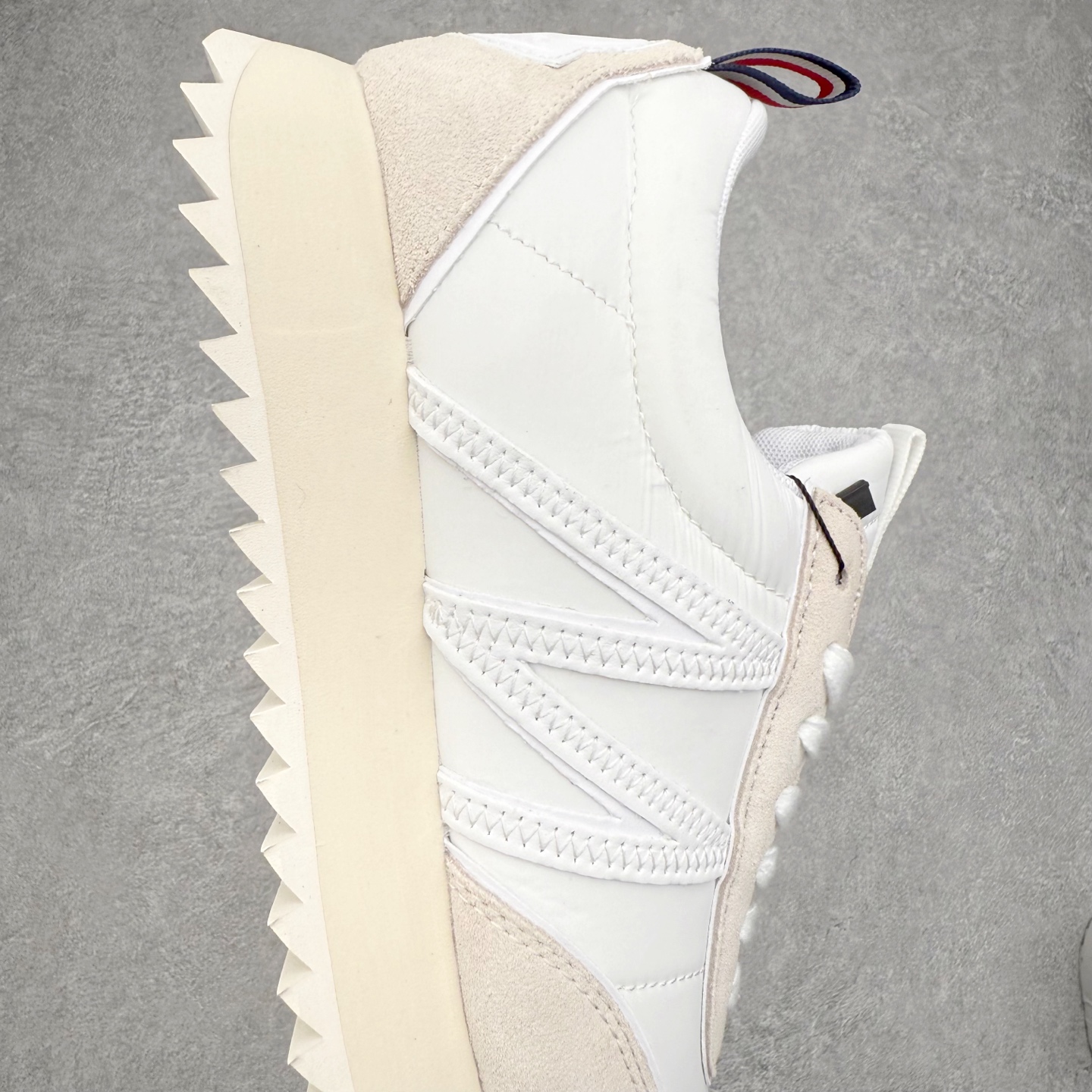 图片[6]-Moncler盟可睐 Pacey 麂皮圆头厚底低帮生活休闲鞋 盟可睐MONCLER TRAILGRIP 鞋履新季系列 前卫设计碰撞实用科技 轻盈面料无惧炎热夏季 Trailgrip运动鞋作为盟可睐Moncler的秋冬新作横空出世 融蕴品牌山地基因 运用科技前沿技术 征服野外复杂地形 醒目的胎纹设计搭配弧形橡胶鞋头 确保经久耐穿 为山野探险与都市畅游提供高效防护 Trailgrip 2023春夏系列将在既有的实用性基础之上 推出全新配色 并采用更轻材质 尺码：35 36 37 38 39 40 41 42 43 44 45 46-选品中心