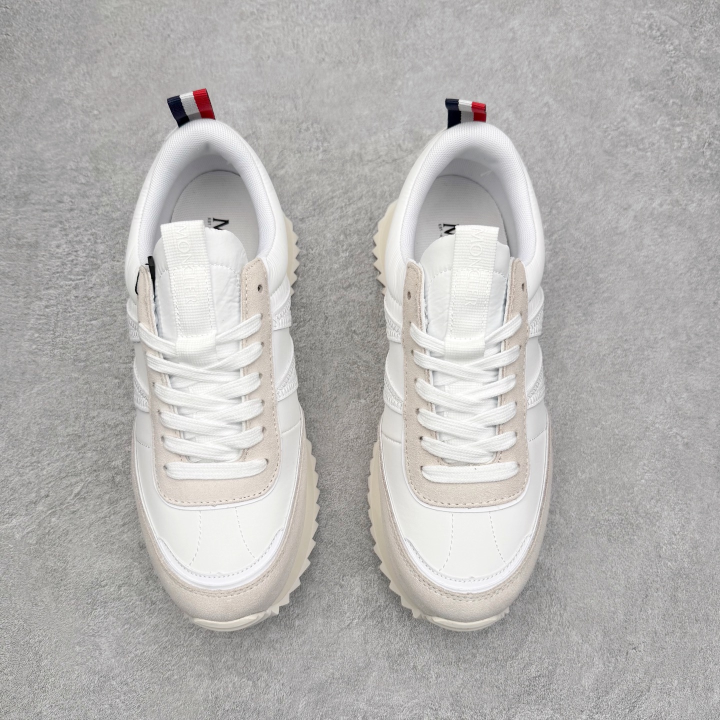 图片[2]-Moncler盟可睐 Pacey 麂皮圆头厚底低帮生活休闲鞋 盟可睐MONCLER TRAILGRIP 鞋履新季系列 前卫设计碰撞实用科技 轻盈面料无惧炎热夏季 Trailgrip运动鞋作为盟可睐Moncler的秋冬新作横空出世 融蕴品牌山地基因 运用科技前沿技术 征服野外复杂地形 醒目的胎纹设计搭配弧形橡胶鞋头 确保经久耐穿 为山野探险与都市畅游提供高效防护 Trailgrip 2023春夏系列将在既有的实用性基础之上 推出全新配色 并采用更轻材质 尺码：35 36 37 38 39 40 41 42 43 44 45 46-选品中心