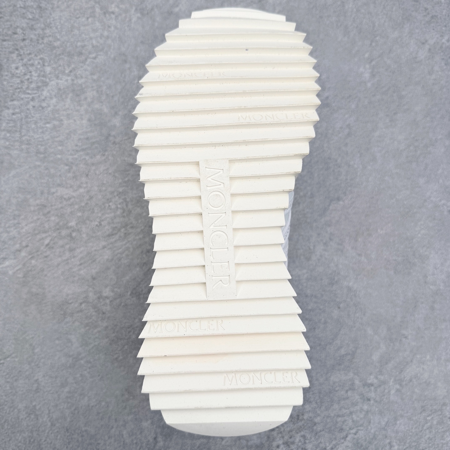 图片[9]-Moncler盟可睐 Pacey 麂皮圆头厚底低帮生活休闲鞋 盟可睐MONCLER TRAILGRIP 鞋履新季系列 前卫设计碰撞实用科技 轻盈面料无惧炎热夏季 Trailgrip运动鞋作为盟可睐Moncler的秋冬新作横空出世 融蕴品牌山地基因 运用科技前沿技术 征服野外复杂地形 醒目的胎纹设计搭配弧形橡胶鞋头 确保经久耐穿 为山野探险与都市畅游提供高效防护 Trailgrip 2023春夏系列将在既有的实用性基础之上 推出全新配色 并采用更轻材质 尺码：35 36 37 38 39 40 41 42 43 44 45 46-选品中心