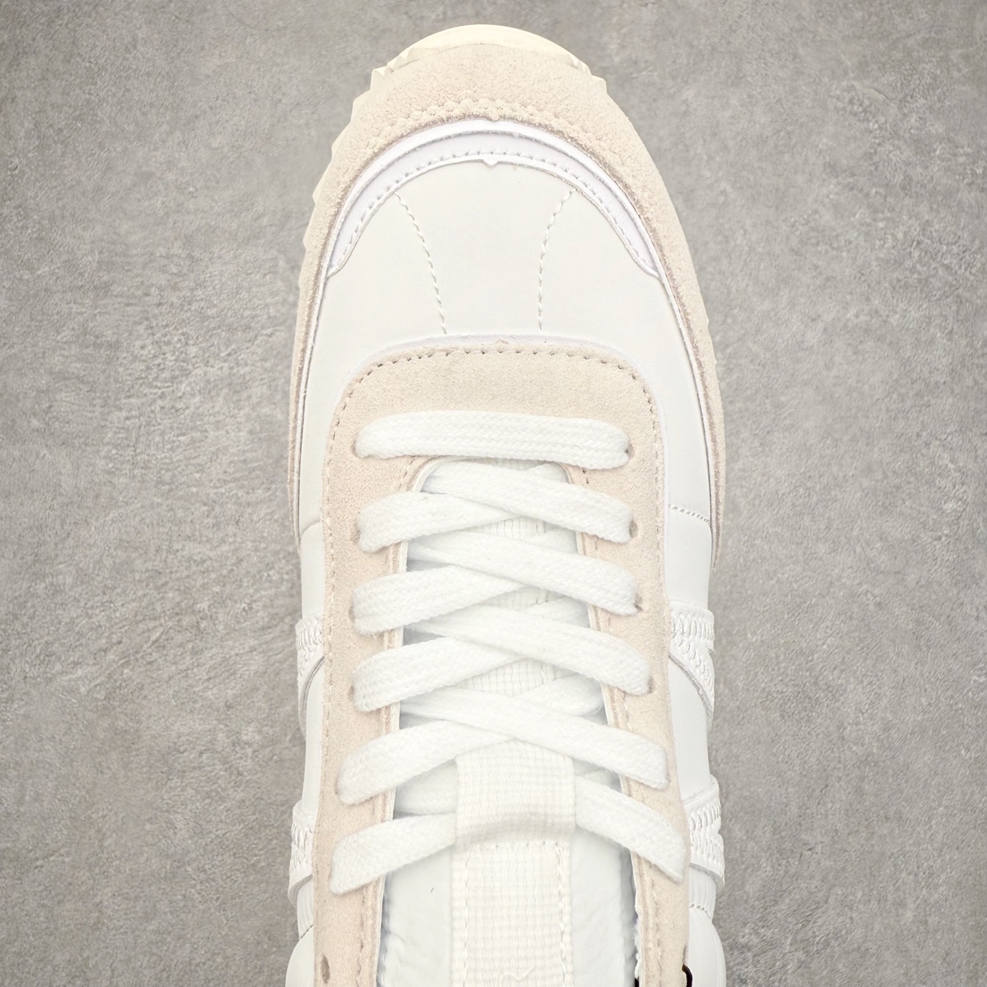 图片[4]-Moncler盟可睐 Pacey 麂皮圆头厚底低帮生活休闲鞋 盟可睐MONCLER TRAILGRIP 鞋履新季系列 前卫设计碰撞实用科技 轻盈面料无惧炎热夏季 Trailgrip运动鞋作为盟可睐Moncler的秋冬新作横空出世 融蕴品牌山地基因 运用科技前沿技术 征服野外复杂地形 醒目的胎纹设计搭配弧形橡胶鞋头 确保经久耐穿 为山野探险与都市畅游提供高效防护 Trailgrip 2023春夏系列将在既有的实用性基础之上 推出全新配色 并采用更轻材质 尺码：35 36 37 38 39 40 41 42 43 44 45 46-选品中心