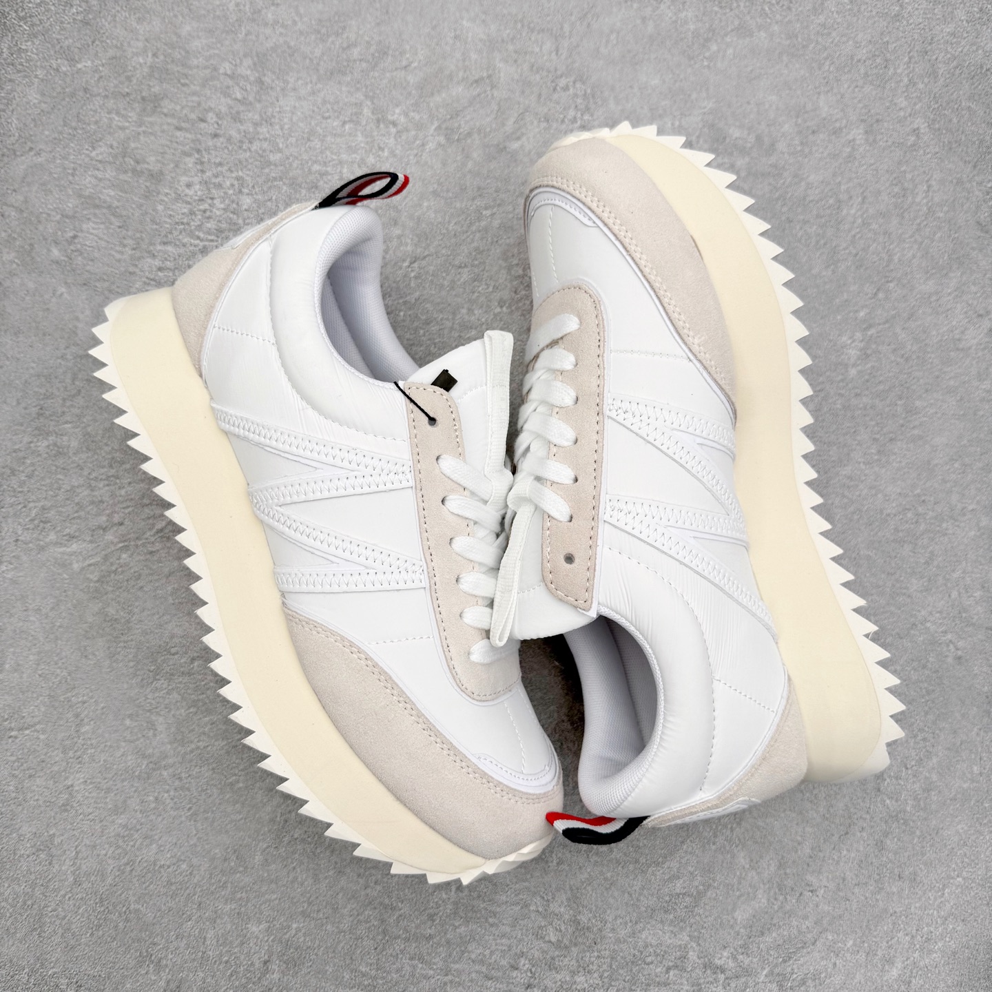 图片[3]-Moncler盟可睐 Pacey 麂皮圆头厚底低帮生活休闲鞋 盟可睐MONCLER TRAILGRIP 鞋履新季系列 前卫设计碰撞实用科技 轻盈面料无惧炎热夏季 Trailgrip运动鞋作为盟可睐Moncler的秋冬新作横空出世 融蕴品牌山地基因 运用科技前沿技术 征服野外复杂地形 醒目的胎纹设计搭配弧形橡胶鞋头 确保经久耐穿 为山野探险与都市畅游提供高效防护 Trailgrip 2023春夏系列将在既有的实用性基础之上 推出全新配色 并采用更轻材质 尺码：35 36 37 38 39 40 41 42 43 44 45 46-选品中心