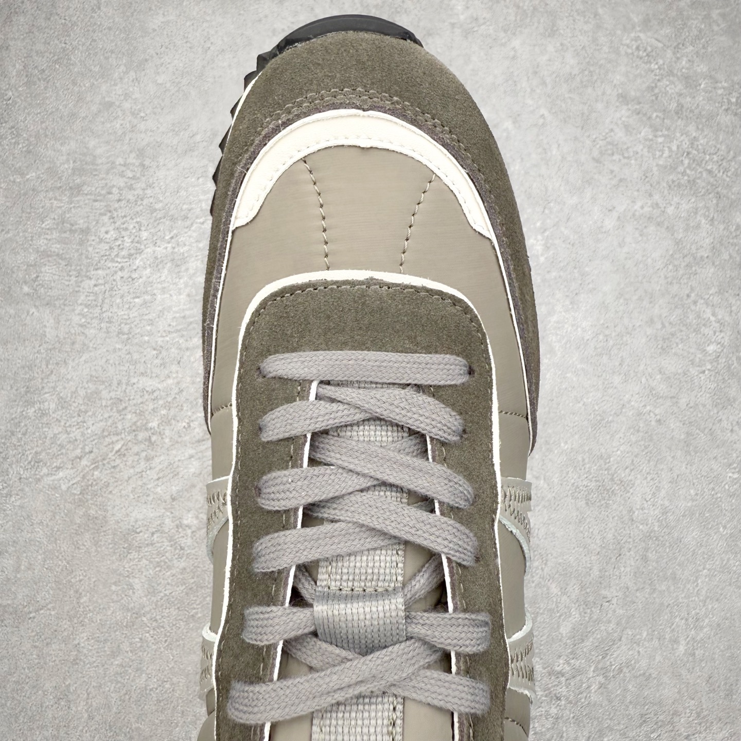 图片[4]-Moncler盟可睐 Pacey 麂皮圆头厚底低帮生活休闲鞋 盟可睐MONCLER TRAILGRIP 鞋履新季系列 前卫设计碰撞实用科技 轻盈面料无惧炎热夏季 Trailgrip运动鞋作为盟可睐Moncler的秋冬新作横空出世 融蕴品牌山地基因 运用科技前沿技术 征服野外复杂地形 醒目的胎纹设计搭配弧形橡胶鞋头 确保经久耐穿 为山野探险与都市畅游提供高效防护 Trailgrip 2023春夏系列将在既有的实用性基础之上 推出全新配色 并采用更轻材质 尺码：35 36 37 38 39 40 41 42 43 44 45 46-选品中心