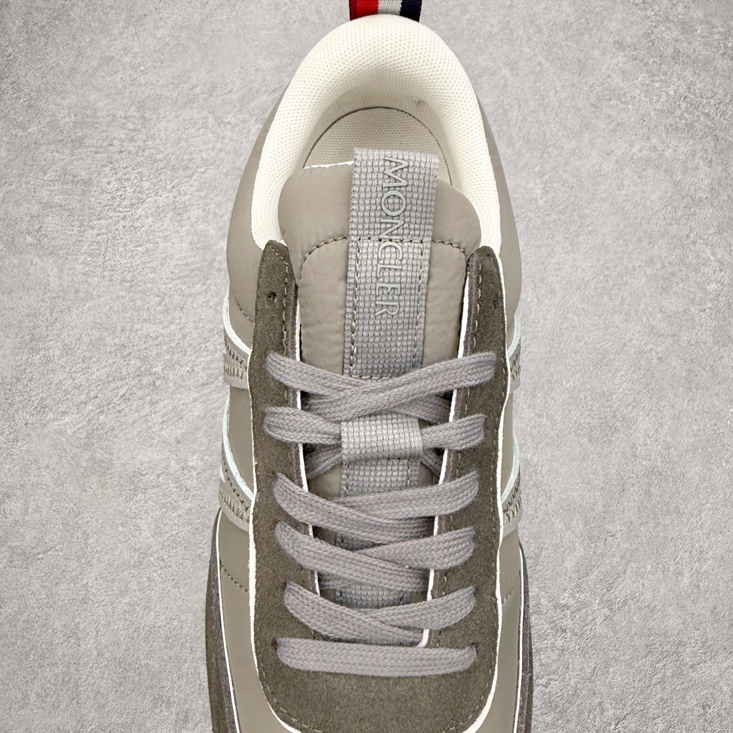 图片[5]-Moncler盟可睐 Pacey 麂皮圆头厚底低帮生活休闲鞋 盟可睐MONCLER TRAILGRIP 鞋履新季系列 前卫设计碰撞实用科技 轻盈面料无惧炎热夏季 Trailgrip运动鞋作为盟可睐Moncler的秋冬新作横空出世 融蕴品牌山地基因 运用科技前沿技术 征服野外复杂地形 醒目的胎纹设计搭配弧形橡胶鞋头 确保经久耐穿 为山野探险与都市畅游提供高效防护 Trailgrip 2023春夏系列将在既有的实用性基础之上 推出全新配色 并采用更轻材质 尺码：35 36 37 38 39 40 41 42 43 44 45 46-选品中心