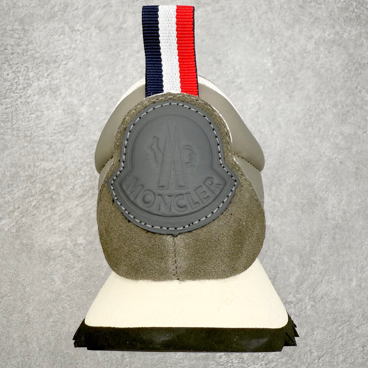 图片[8]-Moncler盟可睐 Pacey 麂皮圆头厚底低帮生活休闲鞋 盟可睐MONCLER TRAILGRIP 鞋履新季系列 前卫设计碰撞实用科技 轻盈面料无惧炎热夏季 Trailgrip运动鞋作为盟可睐Moncler的秋冬新作横空出世 融蕴品牌山地基因 运用科技前沿技术 征服野外复杂地形 醒目的胎纹设计搭配弧形橡胶鞋头 确保经久耐穿 为山野探险与都市畅游提供高效防护 Trailgrip 2023春夏系列将在既有的实用性基础之上 推出全新配色 并采用更轻材质 尺码：35 36 37 38 39 40 41 42 43 44 45 46-选品中心