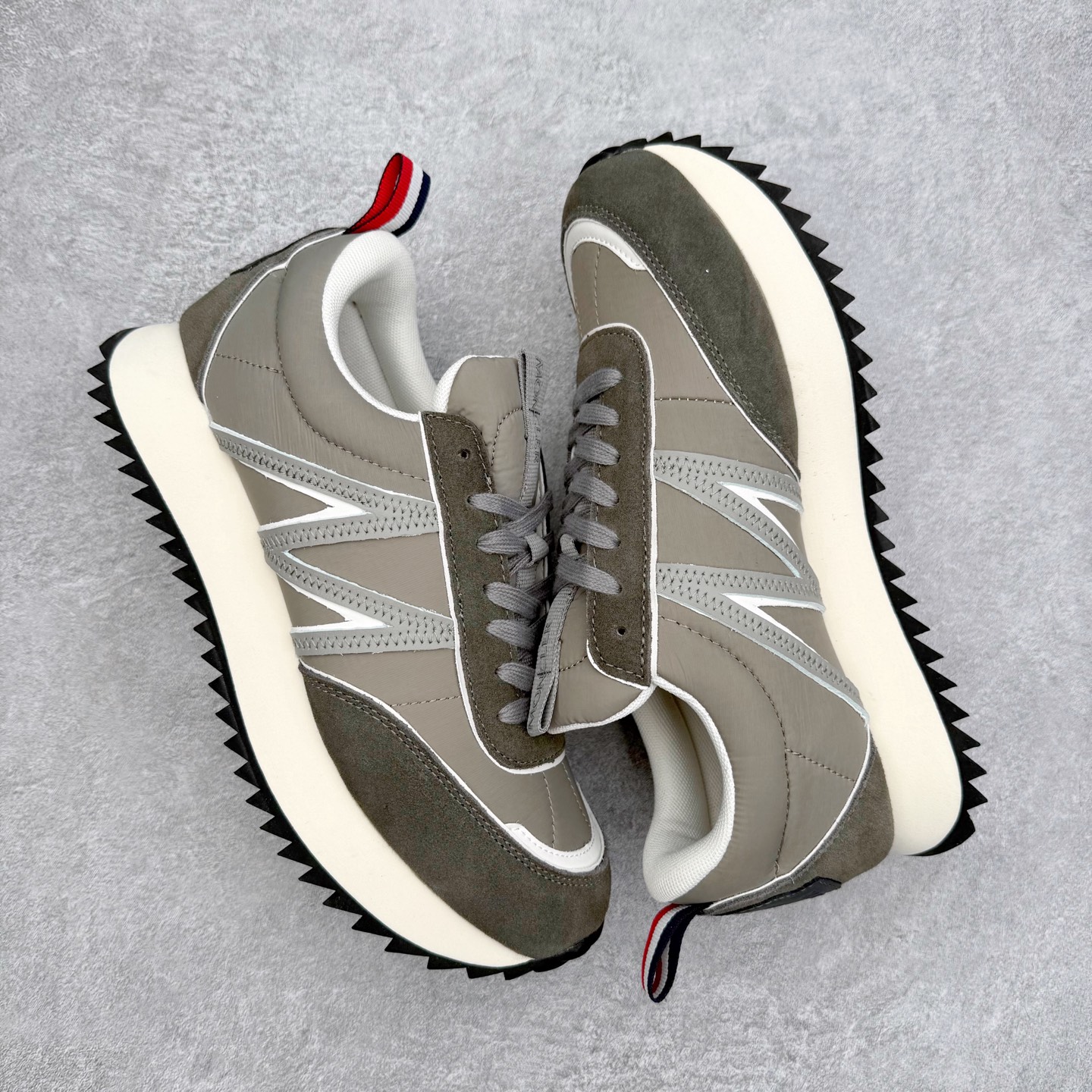 图片[3]-Moncler盟可睐 Pacey 麂皮圆头厚底低帮生活休闲鞋 盟可睐MONCLER TRAILGRIP 鞋履新季系列 前卫设计碰撞实用科技 轻盈面料无惧炎热夏季 Trailgrip运动鞋作为盟可睐Moncler的秋冬新作横空出世 融蕴品牌山地基因 运用科技前沿技术 征服野外复杂地形 醒目的胎纹设计搭配弧形橡胶鞋头 确保经久耐穿 为山野探险与都市畅游提供高效防护 Trailgrip 2023春夏系列将在既有的实用性基础之上 推出全新配色 并采用更轻材质 尺码：35 36 37 38 39 40 41 42 43 44 45 46-选品中心