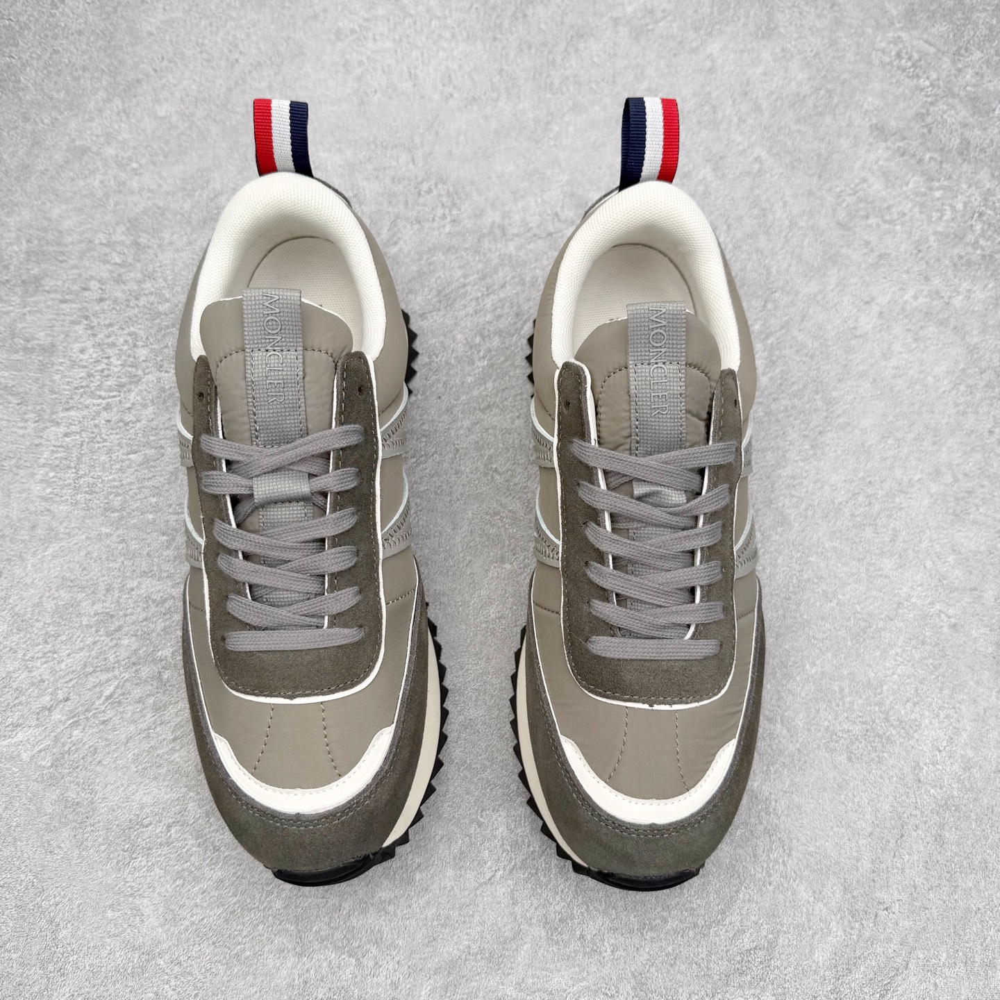 图片[2]-Moncler盟可睐 Pacey 麂皮圆头厚底低帮生活休闲鞋 盟可睐MONCLER TRAILGRIP 鞋履新季系列 前卫设计碰撞实用科技 轻盈面料无惧炎热夏季 Trailgrip运动鞋作为盟可睐Moncler的秋冬新作横空出世 融蕴品牌山地基因 运用科技前沿技术 征服野外复杂地形 醒目的胎纹设计搭配弧形橡胶鞋头 确保经久耐穿 为山野探险与都市畅游提供高效防护 Trailgrip 2023春夏系列将在既有的实用性基础之上 推出全新配色 并采用更轻材质 尺码：35 36 37 38 39 40 41 42 43 44 45 46-选品中心