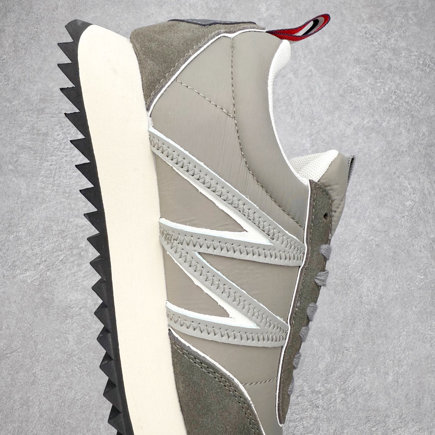 图片[6]-Moncler盟可睐 Pacey 麂皮圆头厚底低帮生活休闲鞋 盟可睐MONCLER TRAILGRIP 鞋履新季系列 前卫设计碰撞实用科技 轻盈面料无惧炎热夏季 Trailgrip运动鞋作为盟可睐Moncler的秋冬新作横空出世 融蕴品牌山地基因 运用科技前沿技术 征服野外复杂地形 醒目的胎纹设计搭配弧形橡胶鞋头 确保经久耐穿 为山野探险与都市畅游提供高效防护 Trailgrip 2023春夏系列将在既有的实用性基础之上 推出全新配色 并采用更轻材质 尺码：35 36 37 38 39 40 41 42 43 44 45 46-选品中心