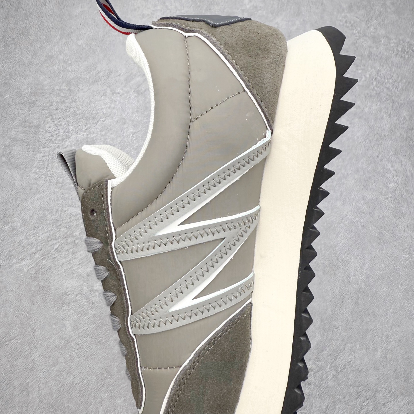 图片[7]-Moncler盟可睐 Pacey 麂皮圆头厚底低帮生活休闲鞋 盟可睐MONCLER TRAILGRIP 鞋履新季系列 前卫设计碰撞实用科技 轻盈面料无惧炎热夏季 Trailgrip运动鞋作为盟可睐Moncler的秋冬新作横空出世 融蕴品牌山地基因 运用科技前沿技术 征服野外复杂地形 醒目的胎纹设计搭配弧形橡胶鞋头 确保经久耐穿 为山野探险与都市畅游提供高效防护 Trailgrip 2023春夏系列将在既有的实用性基础之上 推出全新配色 并采用更轻材质 尺码：35 36 37 38 39 40 41 42 43 44 45 46-选品中心