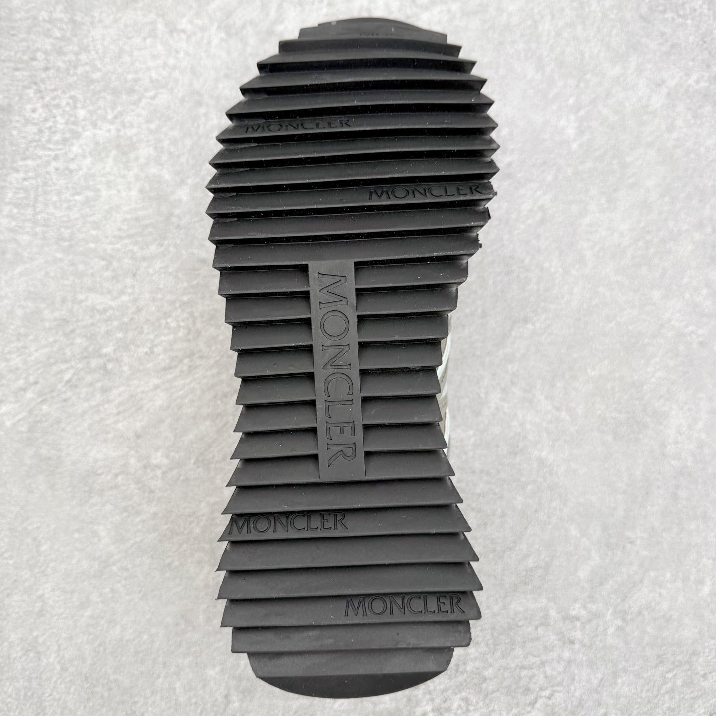 图片[9]-Moncler盟可睐 Pacey 麂皮圆头厚底低帮生活休闲鞋 盟可睐MONCLER TRAILGRIP 鞋履新季系列 前卫设计碰撞实用科技 轻盈面料无惧炎热夏季 Trailgrip运动鞋作为盟可睐Moncler的秋冬新作横空出世 融蕴品牌山地基因 运用科技前沿技术 征服野外复杂地形 醒目的胎纹设计搭配弧形橡胶鞋头 确保经久耐穿 为山野探险与都市畅游提供高效防护 Trailgrip 2023春夏系列将在既有的实用性基础之上 推出全新配色 并采用更轻材质 尺码：35 36 37 38 39 40 41 42 43 44 45 46-选品中心