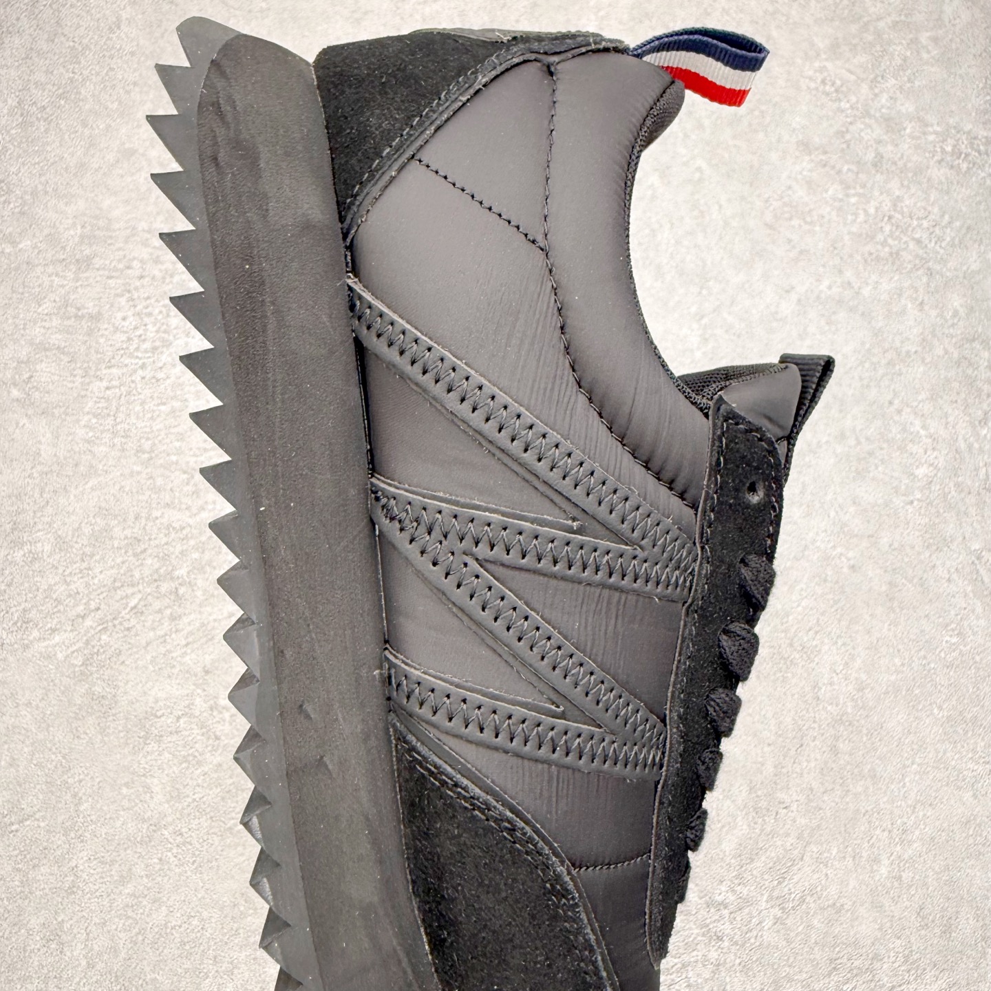 图片[6]-Moncler盟可睐 Pacey 麂皮圆头厚底低帮生活休闲鞋 盟可睐MONCLER TRAILGRIP 鞋履新季系列 前卫设计碰撞实用科技 轻盈面料无惧炎热夏季 Trailgrip运动鞋作为盟可睐Moncler的秋冬新作横空出世 融蕴品牌山地基因 运用科技前沿技术 征服野外复杂地形 醒目的胎纹设计搭配弧形橡胶鞋头 确保经久耐穿 为山野探险与都市畅游提供高效防护 Trailgrip 2023春夏系列将在既有的实用性基础之上 推出全新配色 并采用更轻材质 尺码：35 36 37 38 39 40 41 42 43 44 45 46-选品中心