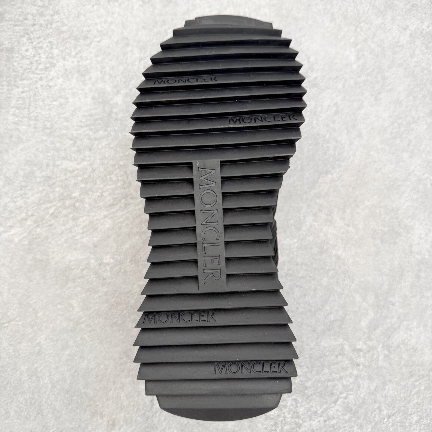 图片[9]-Moncler盟可睐 Pacey 麂皮圆头厚底低帮生活休闲鞋 盟可睐MONCLER TRAILGRIP 鞋履新季系列 前卫设计碰撞实用科技 轻盈面料无惧炎热夏季 Trailgrip运动鞋作为盟可睐Moncler的秋冬新作横空出世 融蕴品牌山地基因 运用科技前沿技术 征服野外复杂地形 醒目的胎纹设计搭配弧形橡胶鞋头 确保经久耐穿 为山野探险与都市畅游提供高效防护 Trailgrip 2023春夏系列将在既有的实用性基础之上 推出全新配色 并采用更轻材质 尺码：35 36 37 38 39 40 41 42 43 44 45 46-选品中心