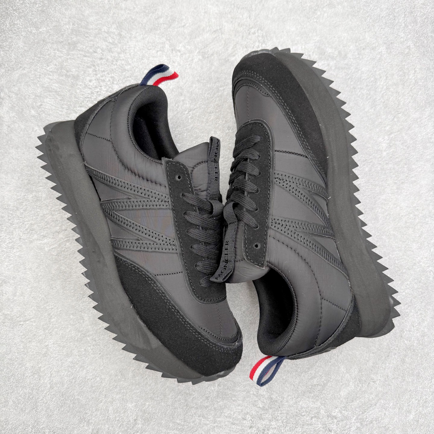 图片[3]-Moncler盟可睐 Pacey 麂皮圆头厚底低帮生活休闲鞋 盟可睐MONCLER TRAILGRIP 鞋履新季系列 前卫设计碰撞实用科技 轻盈面料无惧炎热夏季 Trailgrip运动鞋作为盟可睐Moncler的秋冬新作横空出世 融蕴品牌山地基因 运用科技前沿技术 征服野外复杂地形 醒目的胎纹设计搭配弧形橡胶鞋头 确保经久耐穿 为山野探险与都市畅游提供高效防护 Trailgrip 2023春夏系列将在既有的实用性基础之上 推出全新配色 并采用更轻材质 尺码：35 36 37 38 39 40 41 42 43 44 45 46-选品中心