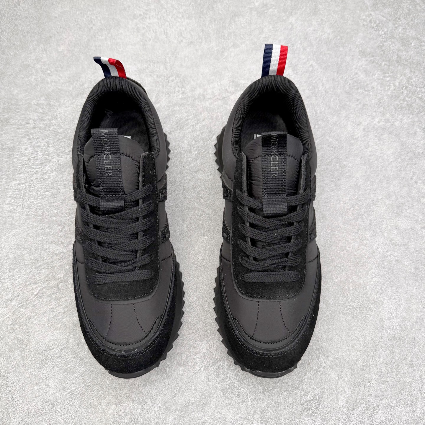 图片[2]-Moncler盟可睐 Pacey 麂皮圆头厚底低帮生活休闲鞋 盟可睐MONCLER TRAILGRIP 鞋履新季系列 前卫设计碰撞实用科技 轻盈面料无惧炎热夏季 Trailgrip运动鞋作为盟可睐Moncler的秋冬新作横空出世 融蕴品牌山地基因 运用科技前沿技术 征服野外复杂地形 醒目的胎纹设计搭配弧形橡胶鞋头 确保经久耐穿 为山野探险与都市畅游提供高效防护 Trailgrip 2023春夏系列将在既有的实用性基础之上 推出全新配色 并采用更轻材质 尺码：35 36 37 38 39 40 41 42 43 44 45 46-选品中心