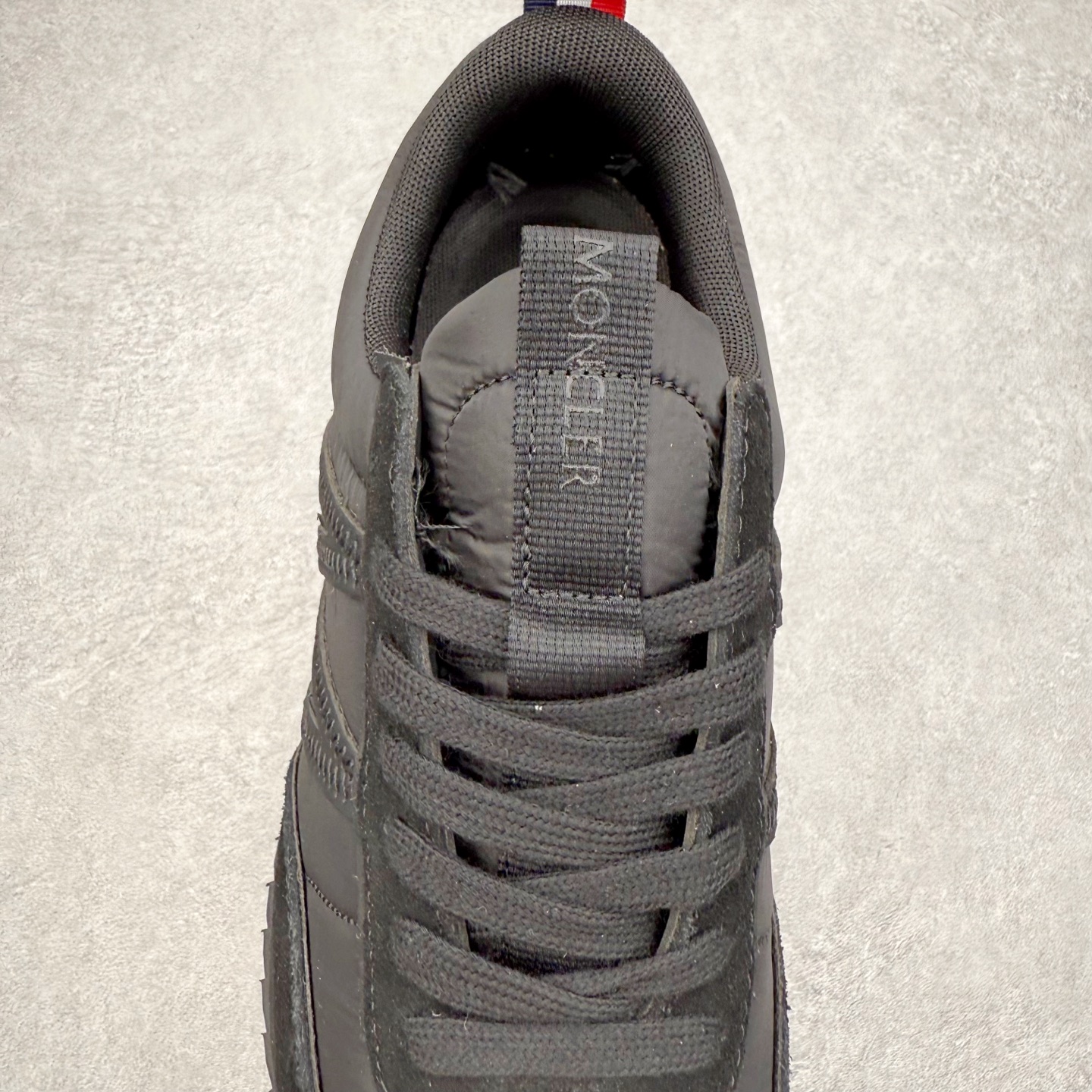 图片[5]-Moncler盟可睐 Pacey 麂皮圆头厚底低帮生活休闲鞋 盟可睐MONCLER TRAILGRIP 鞋履新季系列 前卫设计碰撞实用科技 轻盈面料无惧炎热夏季 Trailgrip运动鞋作为盟可睐Moncler的秋冬新作横空出世 融蕴品牌山地基因 运用科技前沿技术 征服野外复杂地形 醒目的胎纹设计搭配弧形橡胶鞋头 确保经久耐穿 为山野探险与都市畅游提供高效防护 Trailgrip 2023春夏系列将在既有的实用性基础之上 推出全新配色 并采用更轻材质 尺码：35 36 37 38 39 40 41 42 43 44 45 46-选品中心