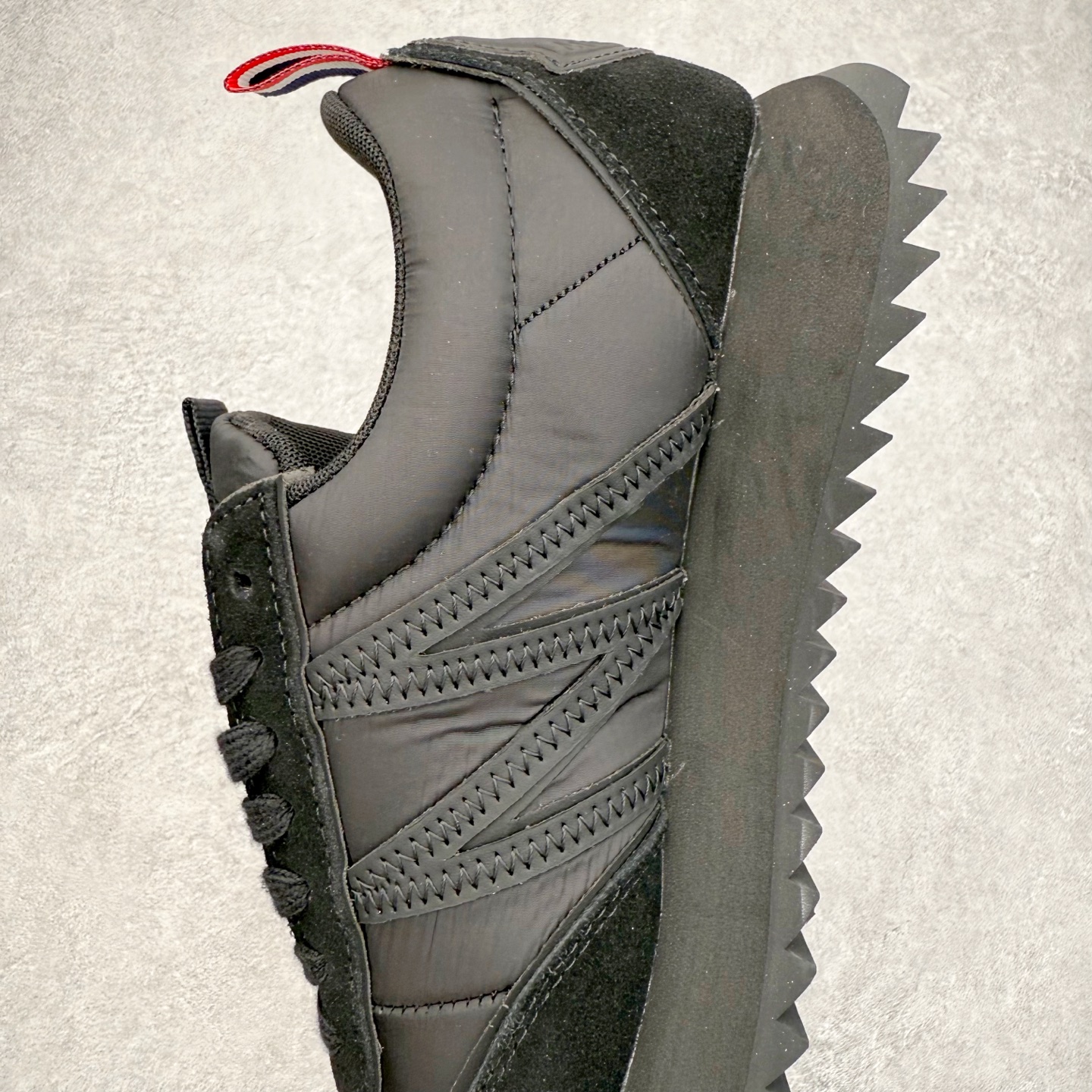 图片[7]-Moncler盟可睐 Pacey 麂皮圆头厚底低帮生活休闲鞋 盟可睐MONCLER TRAILGRIP 鞋履新季系列 前卫设计碰撞实用科技 轻盈面料无惧炎热夏季 Trailgrip运动鞋作为盟可睐Moncler的秋冬新作横空出世 融蕴品牌山地基因 运用科技前沿技术 征服野外复杂地形 醒目的胎纹设计搭配弧形橡胶鞋头 确保经久耐穿 为山野探险与都市畅游提供高效防护 Trailgrip 2023春夏系列将在既有的实用性基础之上 推出全新配色 并采用更轻材质 尺码：35 36 37 38 39 40 41 42 43 44 45 46-选品中心