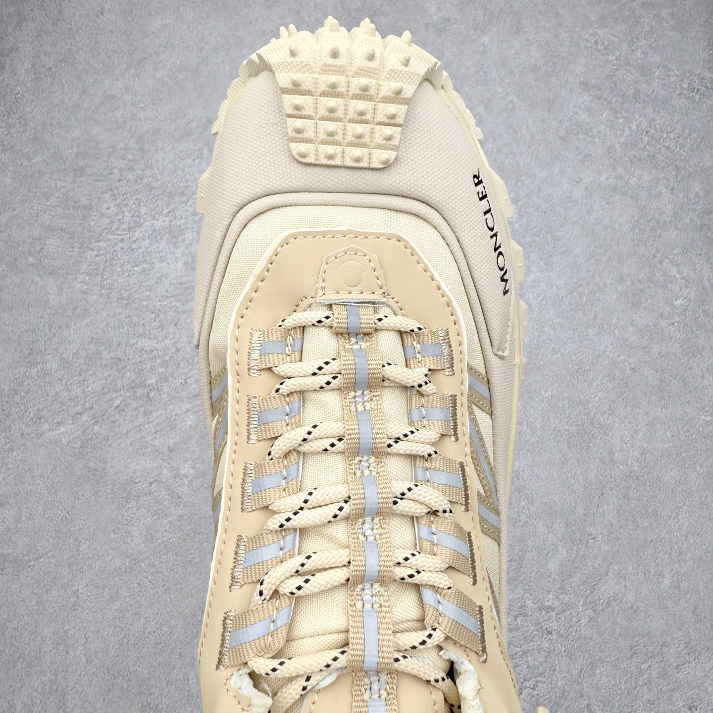 图片[4]-Moncler Trailgrip Gore-Tex 蒙口越野旅行系列低帮厚底轻量户外登山运动鞋 盟可睐MONCLER TRAILGRIP 鞋履新季系列 前卫设计碰撞实用科技 轻盈面料无惧炎热夏季 Trailgrip运动鞋作为盟可睐Moncler的秋冬新作横空出世 融蕴品牌山地基因 运用科技前沿技术 征服野外复杂地形 醒目的胎纹设计搭配弧形橡胶鞋头 确保经久耐穿 为山野探险与都市畅游提供高效防护 Trailgrip 2023春夏系列将在既有的实用性基础之上 推出全新配色 并采用更轻材质 尺码：35 36 37 38 39 40 41 42 43 44 45 46-选品中心