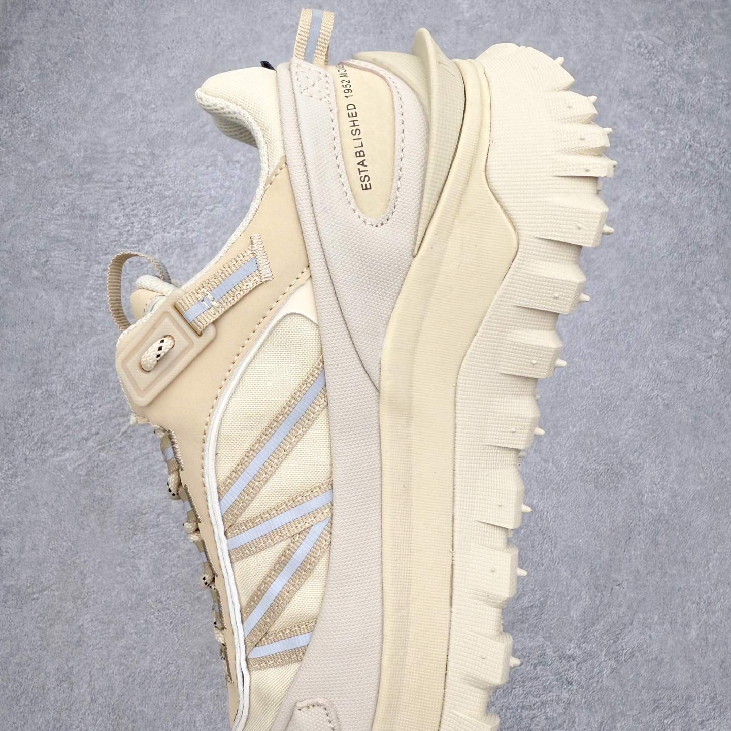 图片[7]-Moncler Trailgrip Gore-Tex 蒙口越野旅行系列低帮厚底轻量户外登山运动鞋 盟可睐MONCLER TRAILGRIP 鞋履新季系列 前卫设计碰撞实用科技 轻盈面料无惧炎热夏季 Trailgrip运动鞋作为盟可睐Moncler的秋冬新作横空出世 融蕴品牌山地基因 运用科技前沿技术 征服野外复杂地形 醒目的胎纹设计搭配弧形橡胶鞋头 确保经久耐穿 为山野探险与都市畅游提供高效防护 Trailgrip 2023春夏系列将在既有的实用性基础之上 推出全新配色 并采用更轻材质 尺码：35 36 37 38 39 40 41 42 43 44 45 46-选品中心