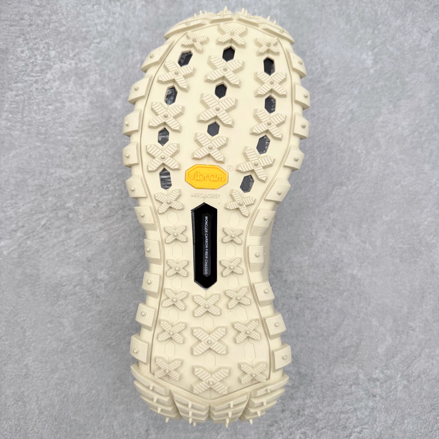 图片[9]-Moncler Trailgrip Gore-Tex 蒙口越野旅行系列低帮厚底轻量户外登山运动鞋 盟可睐MONCLER TRAILGRIP 鞋履新季系列 前卫设计碰撞实用科技 轻盈面料无惧炎热夏季 Trailgrip运动鞋作为盟可睐Moncler的秋冬新作横空出世 融蕴品牌山地基因 运用科技前沿技术 征服野外复杂地形 醒目的胎纹设计搭配弧形橡胶鞋头 确保经久耐穿 为山野探险与都市畅游提供高效防护 Trailgrip 2023春夏系列将在既有的实用性基础之上 推出全新配色 并采用更轻材质 尺码：35 36 37 38 39 40 41 42 43 44 45 46-选品中心