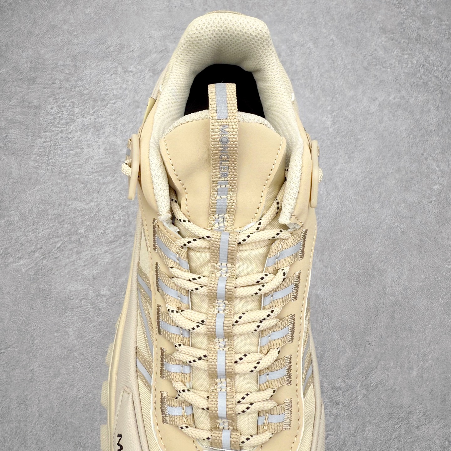 图片[5]-Moncler Trailgrip Gore-Tex 蒙口越野旅行系列低帮厚底轻量户外登山运动鞋 盟可睐MONCLER TRAILGRIP 鞋履新季系列 前卫设计碰撞实用科技 轻盈面料无惧炎热夏季 Trailgrip运动鞋作为盟可睐Moncler的秋冬新作横空出世 融蕴品牌山地基因 运用科技前沿技术 征服野外复杂地形 醒目的胎纹设计搭配弧形橡胶鞋头 确保经久耐穿 为山野探险与都市畅游提供高效防护 Trailgrip 2023春夏系列将在既有的实用性基础之上 推出全新配色 并采用更轻材质 尺码：35 36 37 38 39 40 41 42 43 44 45 46-选品中心