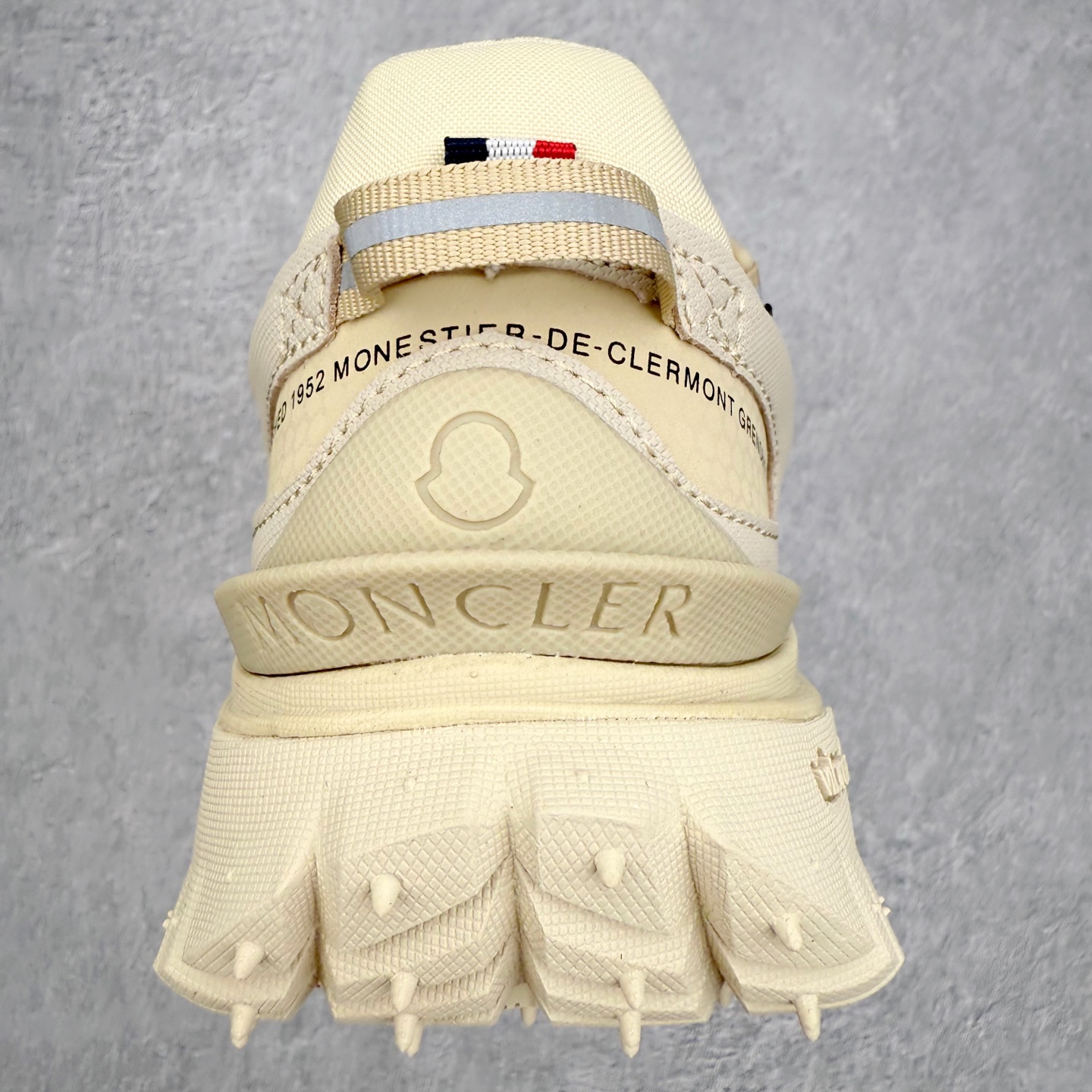 图片[8]-Moncler Trailgrip Gore-Tex 蒙口越野旅行系列低帮厚底轻量户外登山运动鞋 盟可睐MONCLER TRAILGRIP 鞋履新季系列 前卫设计碰撞实用科技 轻盈面料无惧炎热夏季 Trailgrip运动鞋作为盟可睐Moncler的秋冬新作横空出世 融蕴品牌山地基因 运用科技前沿技术 征服野外复杂地形 醒目的胎纹设计搭配弧形橡胶鞋头 确保经久耐穿 为山野探险与都市畅游提供高效防护 Trailgrip 2023春夏系列将在既有的实用性基础之上 推出全新配色 并采用更轻材质 尺码：35 36 37 38 39 40 41 42 43 44 45 46-选品中心