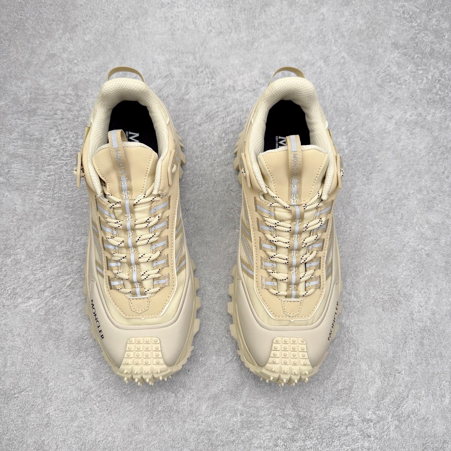 图片[2]-Moncler Trailgrip Gore-Tex 蒙口越野旅行系列低帮厚底轻量户外登山运动鞋 盟可睐MONCLER TRAILGRIP 鞋履新季系列 前卫设计碰撞实用科技 轻盈面料无惧炎热夏季 Trailgrip运动鞋作为盟可睐Moncler的秋冬新作横空出世 融蕴品牌山地基因 运用科技前沿技术 征服野外复杂地形 醒目的胎纹设计搭配弧形橡胶鞋头 确保经久耐穿 为山野探险与都市畅游提供高效防护 Trailgrip 2023春夏系列将在既有的实用性基础之上 推出全新配色 并采用更轻材质 尺码：35 36 37 38 39 40 41 42 43 44 45 46-选品中心