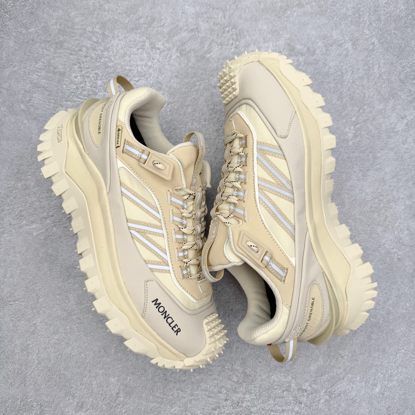 图片[3]-Moncler Trailgrip Gore-Tex 蒙口越野旅行系列低帮厚底轻量户外登山运动鞋 盟可睐MONCLER TRAILGRIP 鞋履新季系列 前卫设计碰撞实用科技 轻盈面料无惧炎热夏季 Trailgrip运动鞋作为盟可睐Moncler的秋冬新作横空出世 融蕴品牌山地基因 运用科技前沿技术 征服野外复杂地形 醒目的胎纹设计搭配弧形橡胶鞋头 确保经久耐穿 为山野探险与都市畅游提供高效防护 Trailgrip 2023春夏系列将在既有的实用性基础之上 推出全新配色 并采用更轻材质 尺码：35 36 37 38 39 40 41 42 43 44 45 46-选品中心