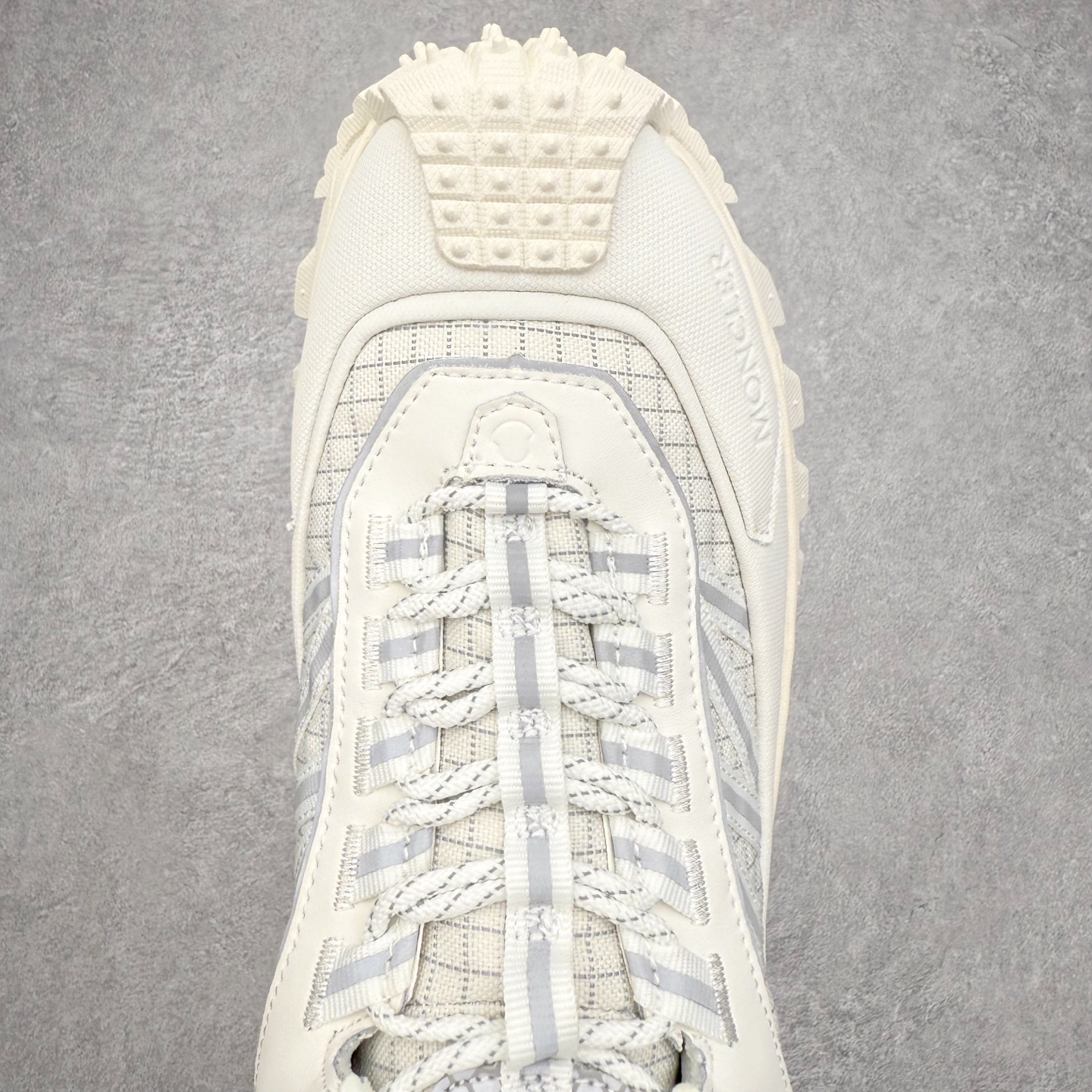 图片[4]-Moncler Trailgrip Gore-Tex 蒙口越野旅行系列低帮厚底轻量户外登山运动鞋 盟可睐MONCLER TRAILGRIP 鞋履新季系列 前卫设计碰撞实用科技 轻盈面料无惧炎热夏季 Trailgrip运动鞋作为盟可睐Moncler的秋冬新作横空出世 融蕴品牌山地基因 运用科技前沿技术 征服野外复杂地形 醒目的胎纹设计搭配弧形橡胶鞋头 确保经久耐穿 为山野探险与都市畅游提供高效防护 Trailgrip 2023春夏系列将在既有的实用性基础之上 推出全新配色 并采用更轻材质 尺码：35 36 37 38 39 40 41 42 43 44 45 46-选品中心