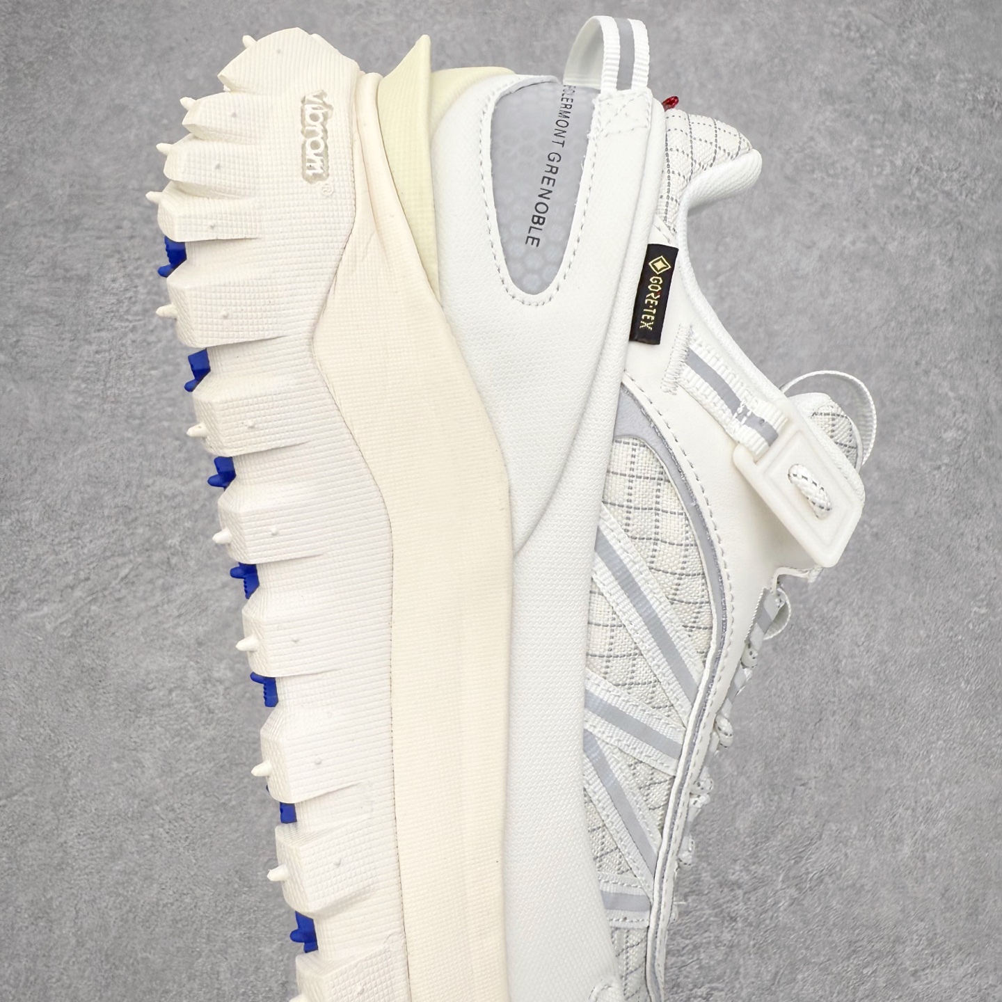 图片[6]-Moncler Trailgrip Gore-Tex 蒙口越野旅行系列低帮厚底轻量户外登山运动鞋 盟可睐MONCLER TRAILGRIP 鞋履新季系列 前卫设计碰撞实用科技 轻盈面料无惧炎热夏季 Trailgrip运动鞋作为盟可睐Moncler的秋冬新作横空出世 融蕴品牌山地基因 运用科技前沿技术 征服野外复杂地形 醒目的胎纹设计搭配弧形橡胶鞋头 确保经久耐穿 为山野探险与都市畅游提供高效防护 Trailgrip 2023春夏系列将在既有的实用性基础之上 推出全新配色 并采用更轻材质 尺码：35 36 37 38 39 40 41 42 43 44 45 46-选品中心