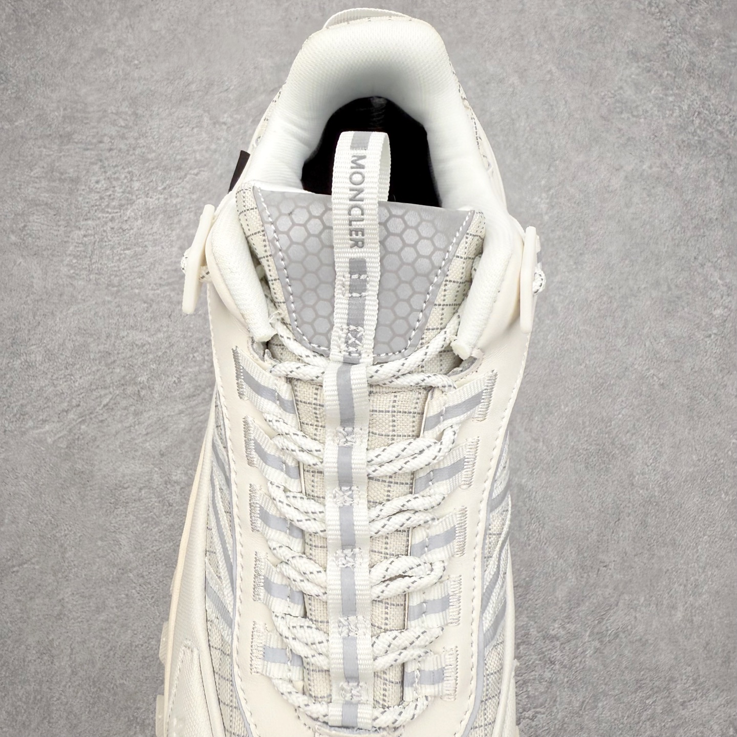 图片[5]-Moncler Trailgrip Gore-Tex 蒙口越野旅行系列低帮厚底轻量户外登山运动鞋 盟可睐MONCLER TRAILGRIP 鞋履新季系列 前卫设计碰撞实用科技 轻盈面料无惧炎热夏季 Trailgrip运动鞋作为盟可睐Moncler的秋冬新作横空出世 融蕴品牌山地基因 运用科技前沿技术 征服野外复杂地形 醒目的胎纹设计搭配弧形橡胶鞋头 确保经久耐穿 为山野探险与都市畅游提供高效防护 Trailgrip 2023春夏系列将在既有的实用性基础之上 推出全新配色 并采用更轻材质 尺码：35 36 37 38 39 40 41 42 43 44 45 46-选品中心