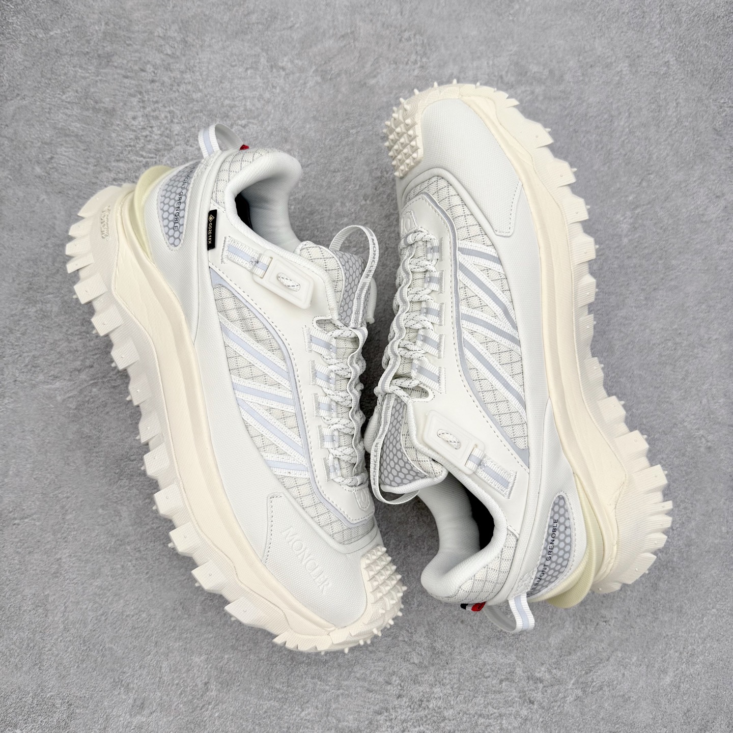 图片[3]-Moncler Trailgrip Gore-Tex 蒙口越野旅行系列低帮厚底轻量户外登山运动鞋 盟可睐MONCLER TRAILGRIP 鞋履新季系列 前卫设计碰撞实用科技 轻盈面料无惧炎热夏季 Trailgrip运动鞋作为盟可睐Moncler的秋冬新作横空出世 融蕴品牌山地基因 运用科技前沿技术 征服野外复杂地形 醒目的胎纹设计搭配弧形橡胶鞋头 确保经久耐穿 为山野探险与都市畅游提供高效防护 Trailgrip 2023春夏系列将在既有的实用性基础之上 推出全新配色 并采用更轻材质 尺码：35 36 37 38 39 40 41 42 43 44 45 46-选品中心