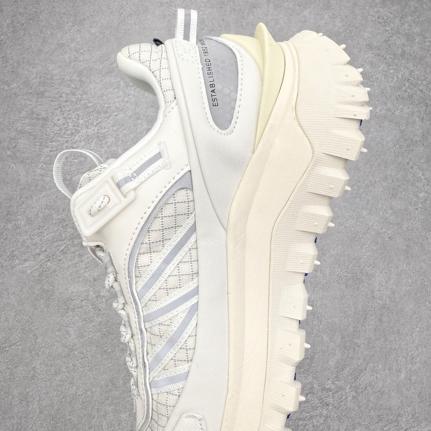 图片[7]-Moncler Trailgrip Gore-Tex 蒙口越野旅行系列低帮厚底轻量户外登山运动鞋 盟可睐MONCLER TRAILGRIP 鞋履新季系列 前卫设计碰撞实用科技 轻盈面料无惧炎热夏季 Trailgrip运动鞋作为盟可睐Moncler的秋冬新作横空出世 融蕴品牌山地基因 运用科技前沿技术 征服野外复杂地形 醒目的胎纹设计搭配弧形橡胶鞋头 确保经久耐穿 为山野探险与都市畅游提供高效防护 Trailgrip 2023春夏系列将在既有的实用性基础之上 推出全新配色 并采用更轻材质 尺码：35 36 37 38 39 40 41 42 43 44 45 46-选品中心