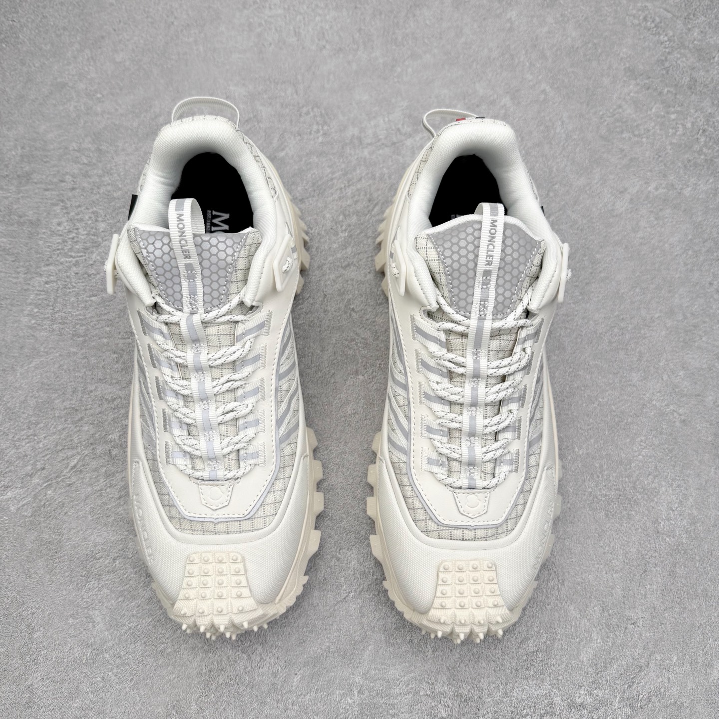 图片[2]-Moncler Trailgrip Gore-Tex 蒙口越野旅行系列低帮厚底轻量户外登山运动鞋 盟可睐MONCLER TRAILGRIP 鞋履新季系列 前卫设计碰撞实用科技 轻盈面料无惧炎热夏季 Trailgrip运动鞋作为盟可睐Moncler的秋冬新作横空出世 融蕴品牌山地基因 运用科技前沿技术 征服野外复杂地形 醒目的胎纹设计搭配弧形橡胶鞋头 确保经久耐穿 为山野探险与都市畅游提供高效防护 Trailgrip 2023春夏系列将在既有的实用性基础之上 推出全新配色 并采用更轻材质 尺码：35 36 37 38 39 40 41 42 43 44 45 46-选品中心