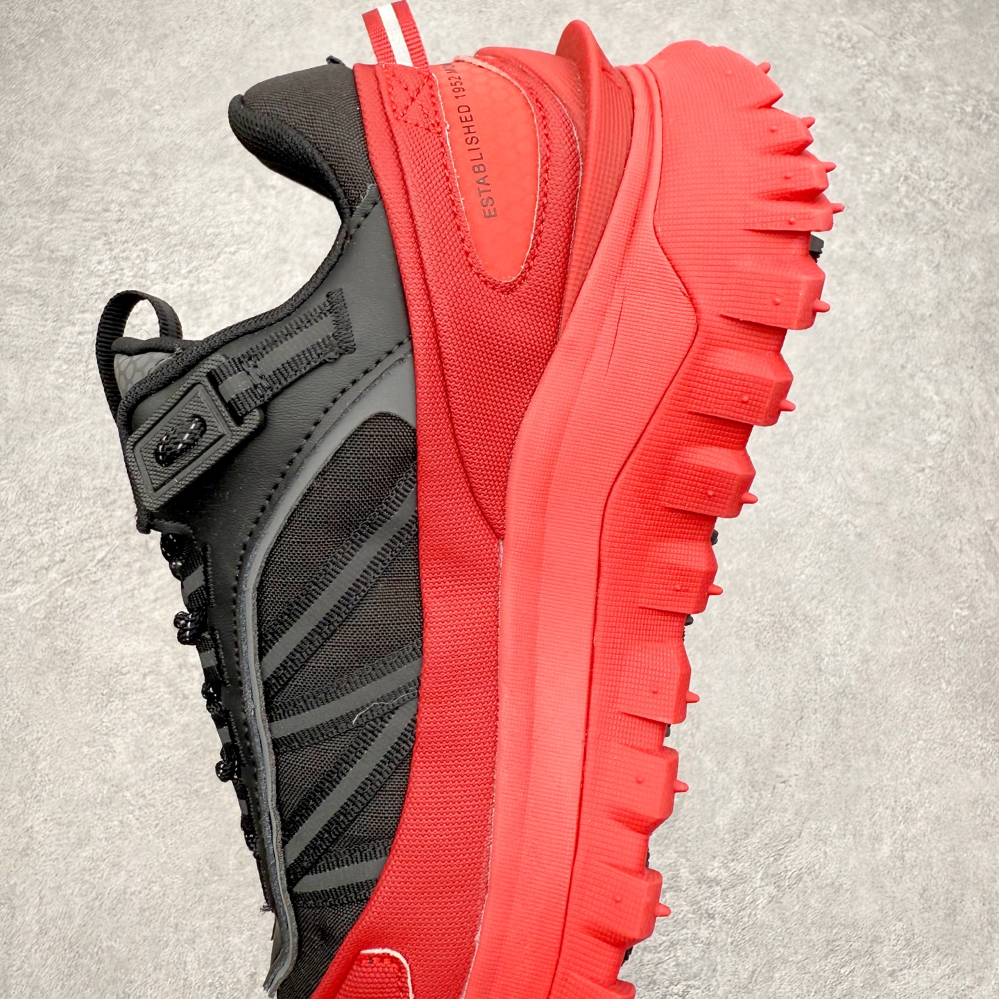 图片[7]-Moncler Trailgrip Gore-Tex 蒙口越野旅行系列低帮厚底轻量户外登山运动鞋 盟可睐MONCLER TRAILGRIP 鞋履新季系列 前卫设计碰撞实用科技 轻盈面料无惧炎热夏季 Trailgrip运动鞋作为盟可睐Moncler的秋冬新作横空出世 融蕴品牌山地基因 运用科技前沿技术 征服野外复杂地形 醒目的胎纹设计搭配弧形橡胶鞋头 确保经久耐穿 为山野探险与都市畅游提供高效防护 Trailgrip 2023春夏系列将在既有的实用性基础之上 推出全新配色 并采用更轻材质 尺码：35 36 37 38 39 40 41 42 43 44 45 46-选品中心