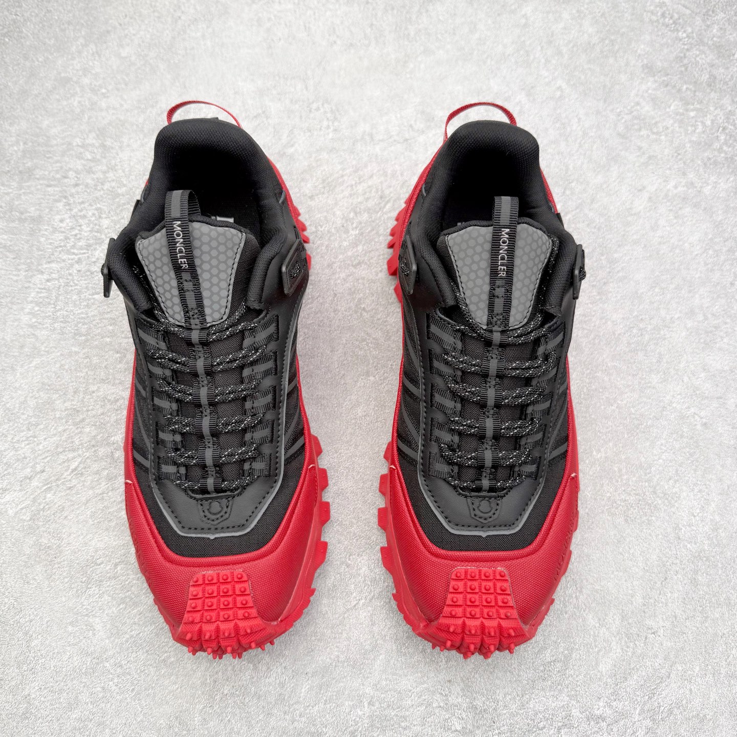 图片[2]-Moncler Trailgrip Gore-Tex 蒙口越野旅行系列低帮厚底轻量户外登山运动鞋 盟可睐MONCLER TRAILGRIP 鞋履新季系列 前卫设计碰撞实用科技 轻盈面料无惧炎热夏季 Trailgrip运动鞋作为盟可睐Moncler的秋冬新作横空出世 融蕴品牌山地基因 运用科技前沿技术 征服野外复杂地形 醒目的胎纹设计搭配弧形橡胶鞋头 确保经久耐穿 为山野探险与都市畅游提供高效防护 Trailgrip 2023春夏系列将在既有的实用性基础之上 推出全新配色 并采用更轻材质 尺码：35 36 37 38 39 40 41 42 43 44 45 46-选品中心