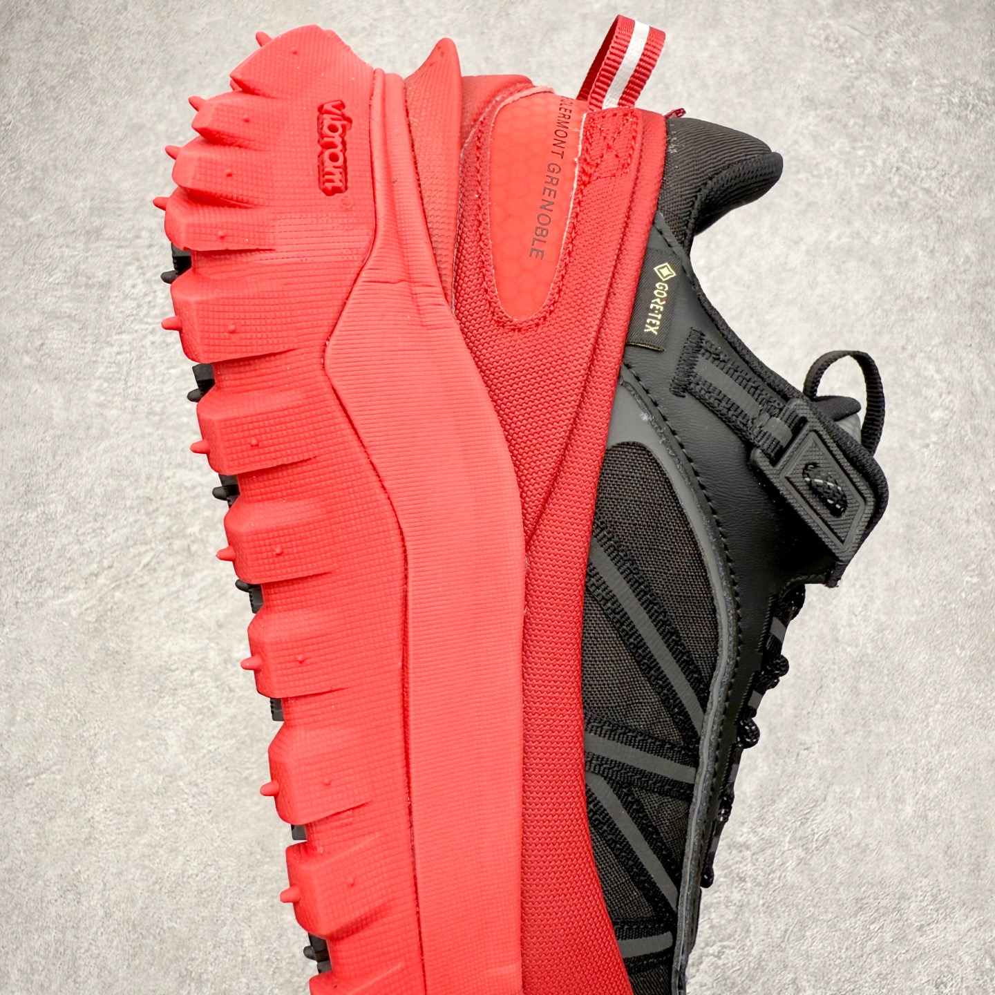 图片[6]-Moncler Trailgrip Gore-Tex 蒙口越野旅行系列低帮厚底轻量户外登山运动鞋 盟可睐MONCLER TRAILGRIP 鞋履新季系列 前卫设计碰撞实用科技 轻盈面料无惧炎热夏季 Trailgrip运动鞋作为盟可睐Moncler的秋冬新作横空出世 融蕴品牌山地基因 运用科技前沿技术 征服野外复杂地形 醒目的胎纹设计搭配弧形橡胶鞋头 确保经久耐穿 为山野探险与都市畅游提供高效防护 Trailgrip 2023春夏系列将在既有的实用性基础之上 推出全新配色 并采用更轻材质 尺码：35 36 37 38 39 40 41 42 43 44 45 46-选品中心