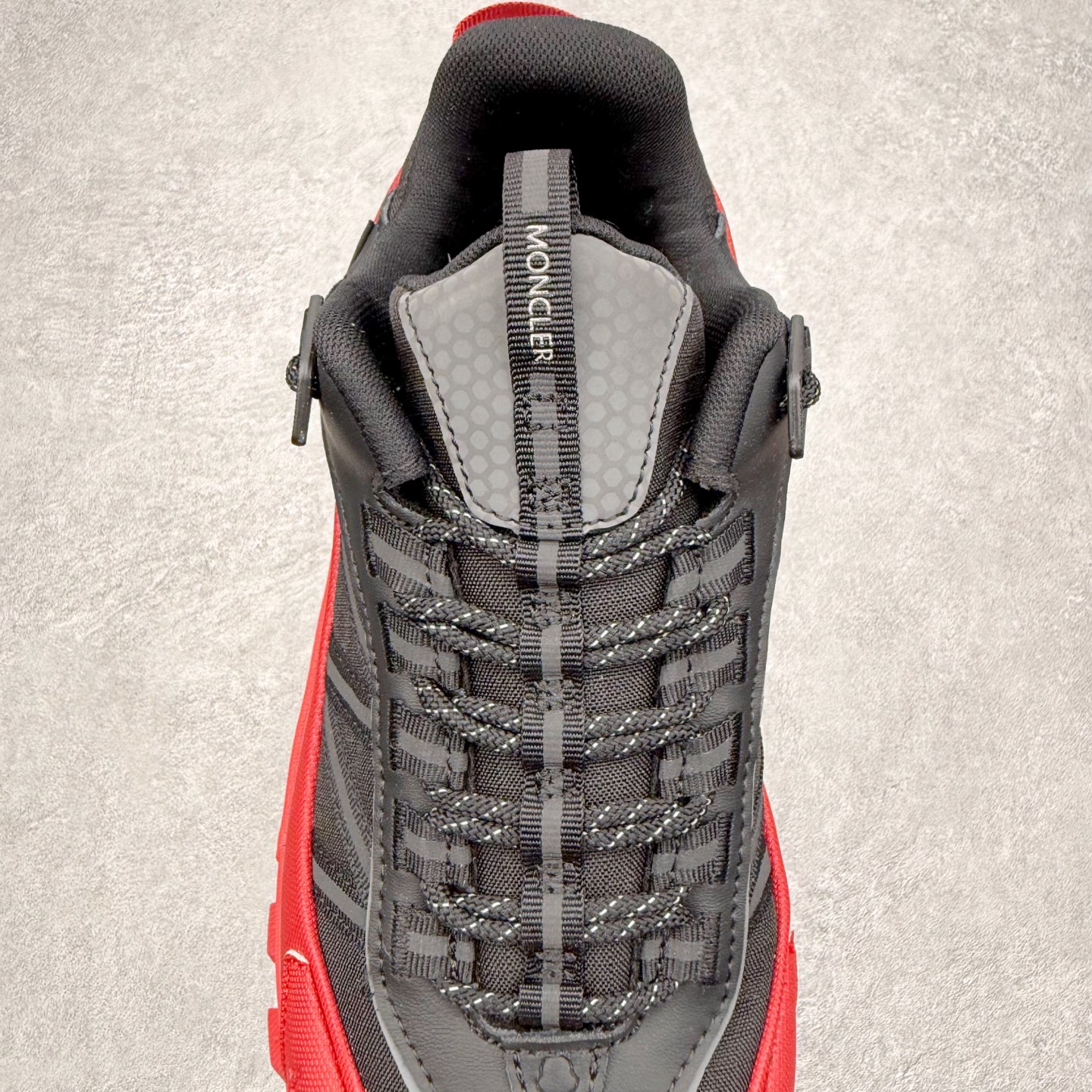 图片[5]-Moncler Trailgrip Gore-Tex 蒙口越野旅行系列低帮厚底轻量户外登山运动鞋 盟可睐MONCLER TRAILGRIP 鞋履新季系列 前卫设计碰撞实用科技 轻盈面料无惧炎热夏季 Trailgrip运动鞋作为盟可睐Moncler的秋冬新作横空出世 融蕴品牌山地基因 运用科技前沿技术 征服野外复杂地形 醒目的胎纹设计搭配弧形橡胶鞋头 确保经久耐穿 为山野探险与都市畅游提供高效防护 Trailgrip 2023春夏系列将在既有的实用性基础之上 推出全新配色 并采用更轻材质 尺码：35 36 37 38 39 40 41 42 43 44 45 46-选品中心