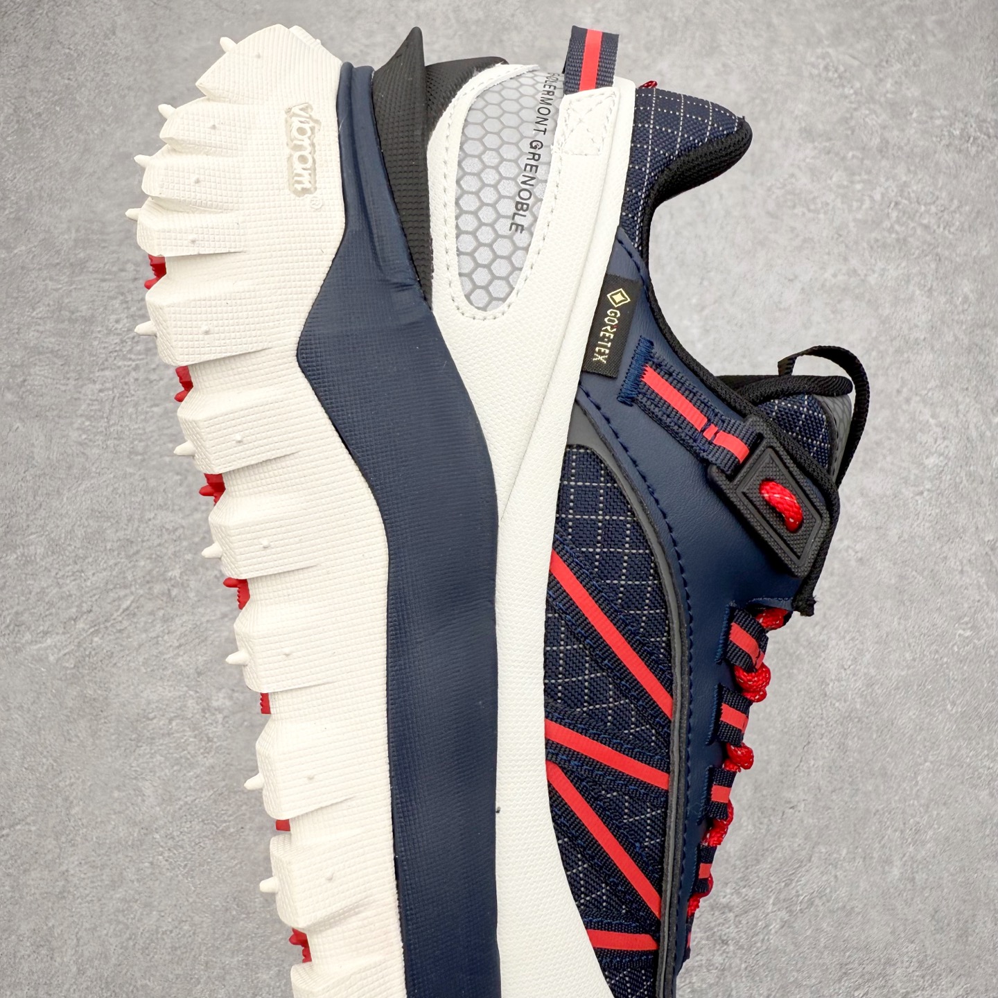 图片[6]-Moncler Trailgrip Gore-Tex 蒙口越野旅行系列低帮厚底轻量户外登山运动鞋 盟可睐MONCLER TRAILGRIP 鞋履新季系列 前卫设计碰撞实用科技 轻盈面料无惧炎热夏季 Trailgrip运动鞋作为盟可睐Moncler的秋冬新作横空出世 融蕴品牌山地基因 运用科技前沿技术 征服野外复杂地形 醒目的胎纹设计搭配弧形橡胶鞋头 确保经久耐穿 为山野探险与都市畅游提供高效防护 Trailgrip 2023春夏系列将在既有的实用性基础之上 推出全新配色 并采用更轻材质 尺码：35 36 37 38 39 40 41 42 43 44 45 46-选品中心