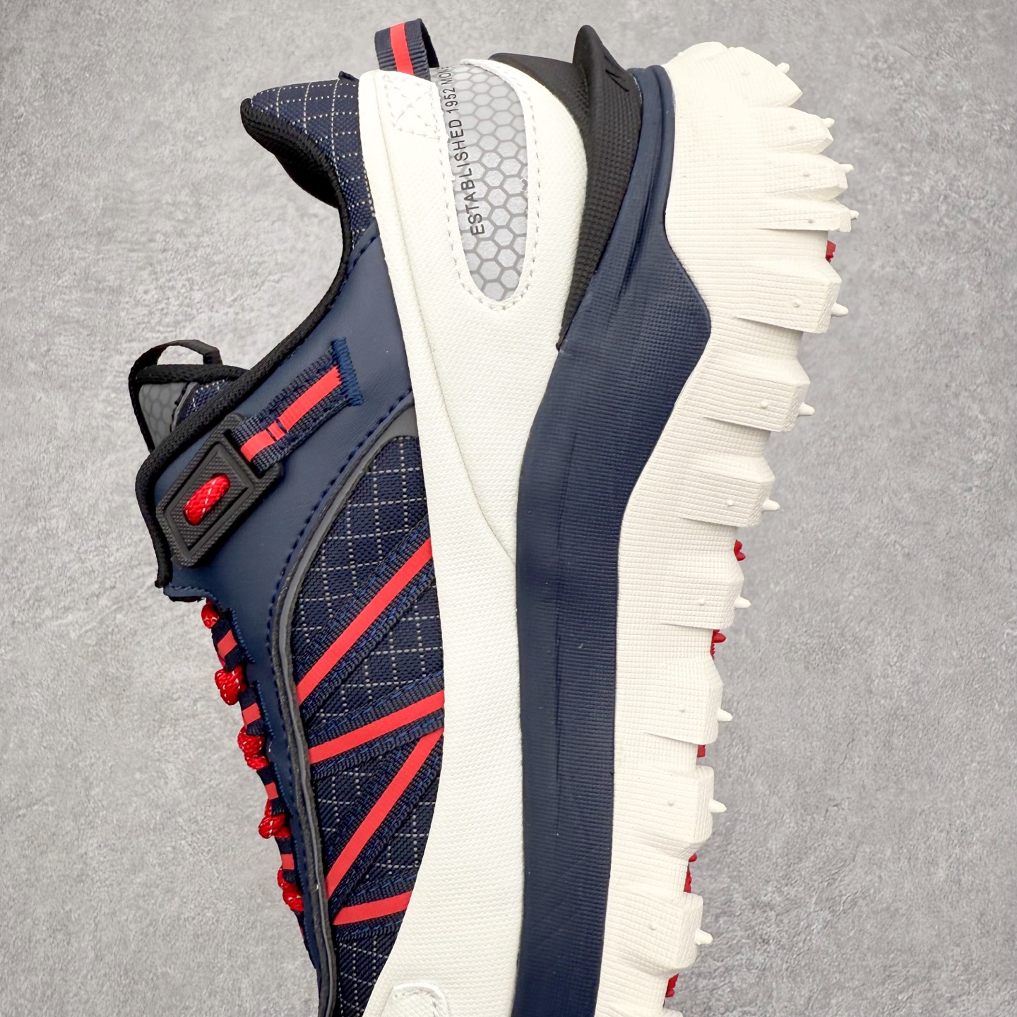 图片[7]-Moncler Trailgrip Gore-Tex 蒙口越野旅行系列低帮厚底轻量户外登山运动鞋 盟可睐MONCLER TRAILGRIP 鞋履新季系列 前卫设计碰撞实用科技 轻盈面料无惧炎热夏季 Trailgrip运动鞋作为盟可睐Moncler的秋冬新作横空出世 融蕴品牌山地基因 运用科技前沿技术 征服野外复杂地形 醒目的胎纹设计搭配弧形橡胶鞋头 确保经久耐穿 为山野探险与都市畅游提供高效防护 Trailgrip 2023春夏系列将在既有的实用性基础之上 推出全新配色 并采用更轻材质 尺码：35 36 37 38 39 40 41 42 43 44 45 46-选品中心