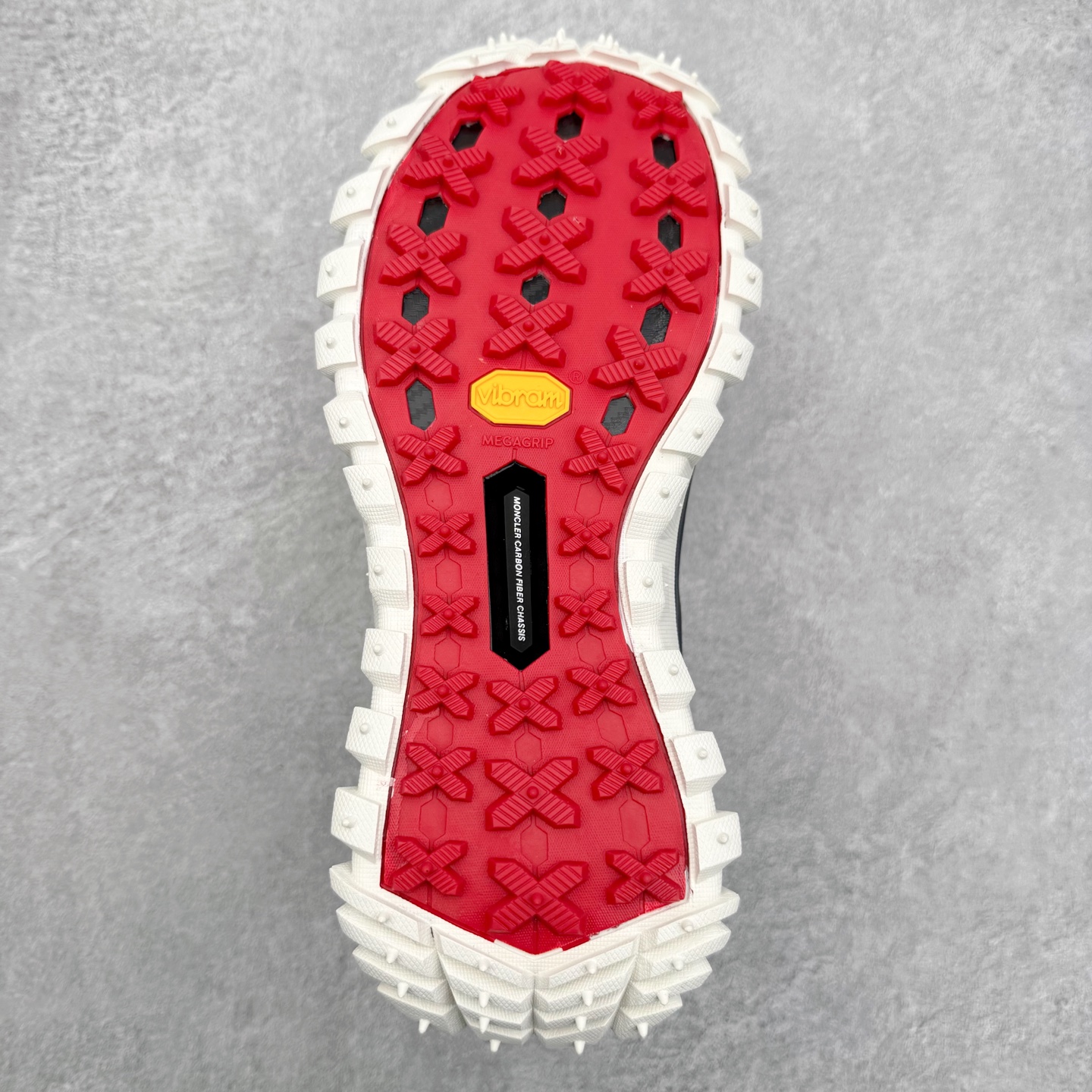 图片[9]-Moncler Trailgrip Gore-Tex 蒙口越野旅行系列低帮厚底轻量户外登山运动鞋 盟可睐MONCLER TRAILGRIP 鞋履新季系列 前卫设计碰撞实用科技 轻盈面料无惧炎热夏季 Trailgrip运动鞋作为盟可睐Moncler的秋冬新作横空出世 融蕴品牌山地基因 运用科技前沿技术 征服野外复杂地形 醒目的胎纹设计搭配弧形橡胶鞋头 确保经久耐穿 为山野探险与都市畅游提供高效防护 Trailgrip 2023春夏系列将在既有的实用性基础之上 推出全新配色 并采用更轻材质 尺码：35 36 37 38 39 40 41 42 43 44 45 46-选品中心