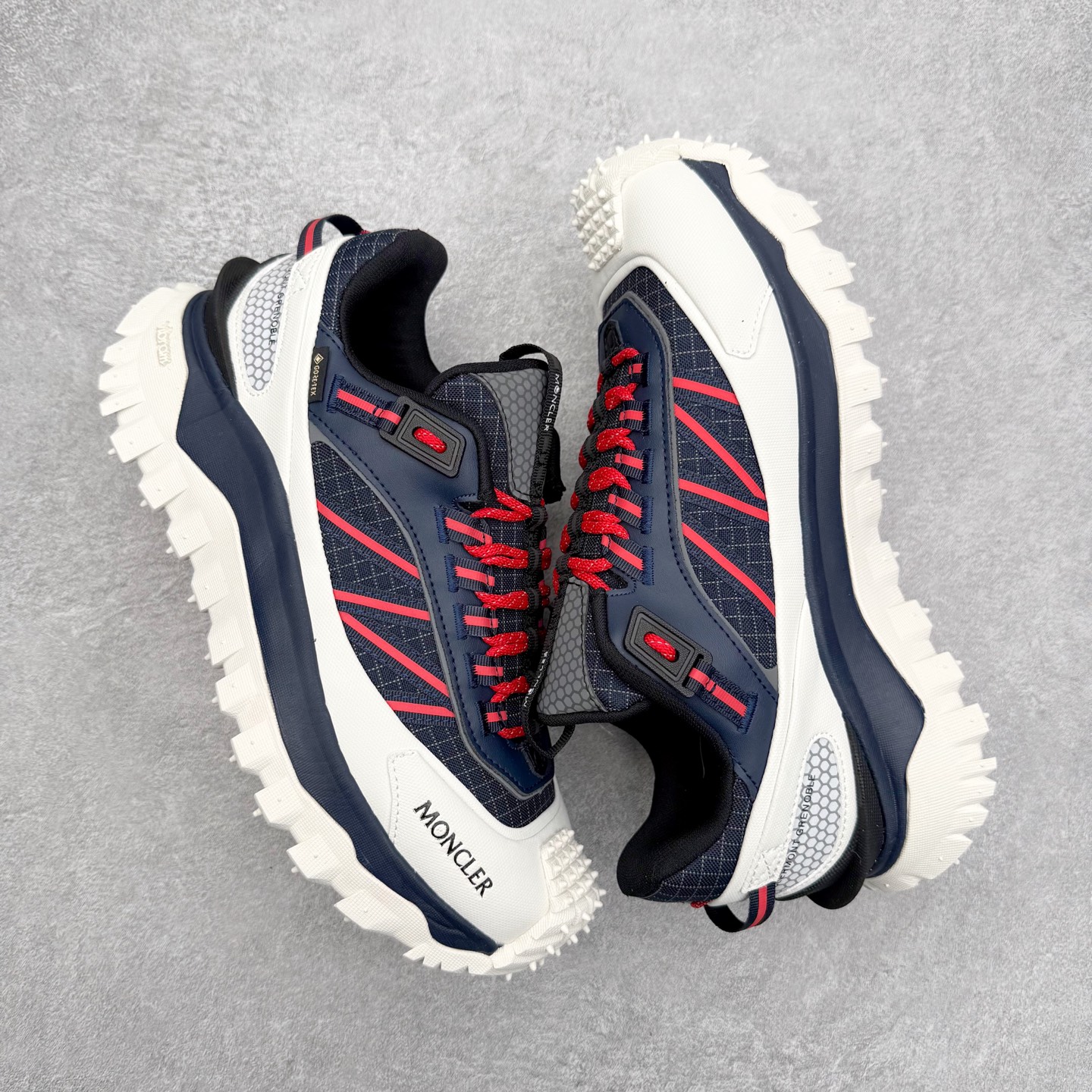 图片[3]-Moncler Trailgrip Gore-Tex 蒙口越野旅行系列低帮厚底轻量户外登山运动鞋 盟可睐MONCLER TRAILGRIP 鞋履新季系列 前卫设计碰撞实用科技 轻盈面料无惧炎热夏季 Trailgrip运动鞋作为盟可睐Moncler的秋冬新作横空出世 融蕴品牌山地基因 运用科技前沿技术 征服野外复杂地形 醒目的胎纹设计搭配弧形橡胶鞋头 确保经久耐穿 为山野探险与都市畅游提供高效防护 Trailgrip 2023春夏系列将在既有的实用性基础之上 推出全新配色 并采用更轻材质 尺码：35 36 37 38 39 40 41 42 43 44 45 46-选品中心