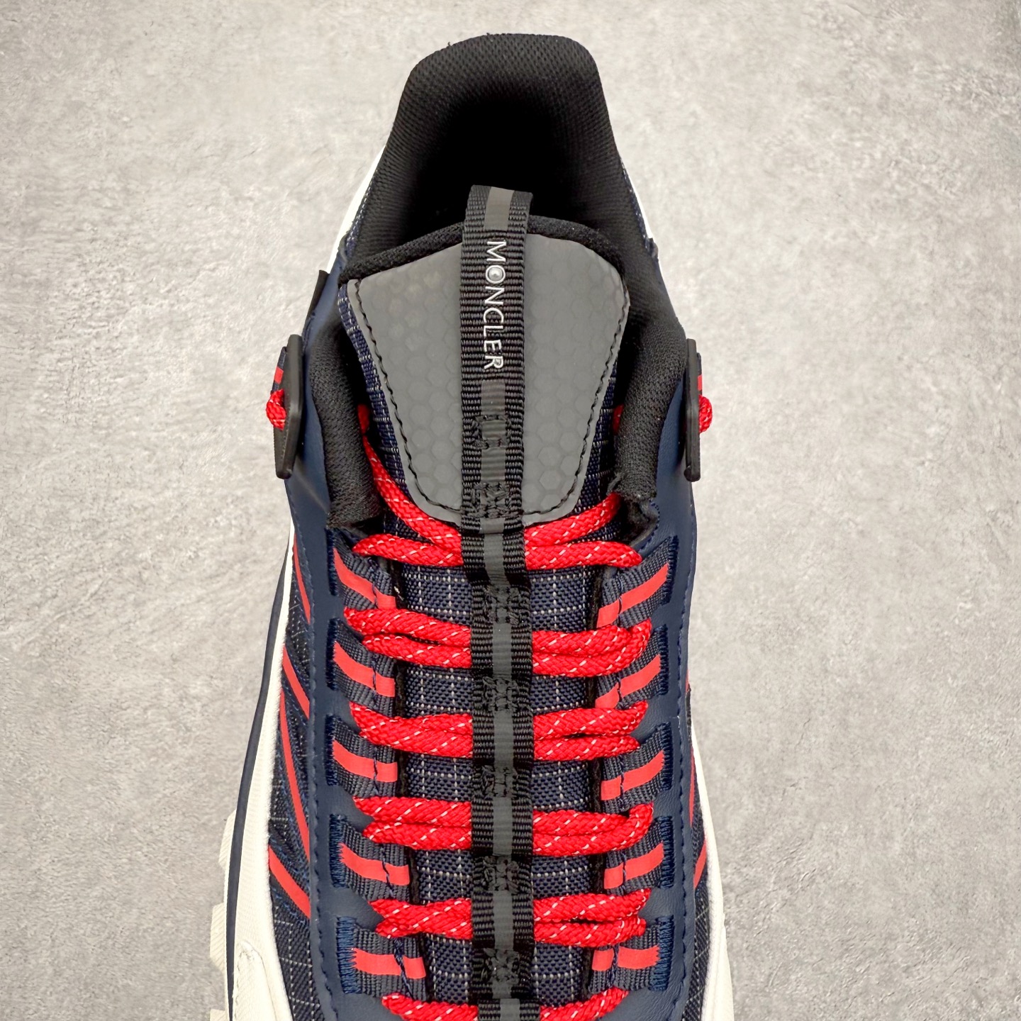 图片[5]-Moncler Trailgrip Gore-Tex 蒙口越野旅行系列低帮厚底轻量户外登山运动鞋 盟可睐MONCLER TRAILGRIP 鞋履新季系列 前卫设计碰撞实用科技 轻盈面料无惧炎热夏季 Trailgrip运动鞋作为盟可睐Moncler的秋冬新作横空出世 融蕴品牌山地基因 运用科技前沿技术 征服野外复杂地形 醒目的胎纹设计搭配弧形橡胶鞋头 确保经久耐穿 为山野探险与都市畅游提供高效防护 Trailgrip 2023春夏系列将在既有的实用性基础之上 推出全新配色 并采用更轻材质 尺码：35 36 37 38 39 40 41 42 43 44 45 46-选品中心