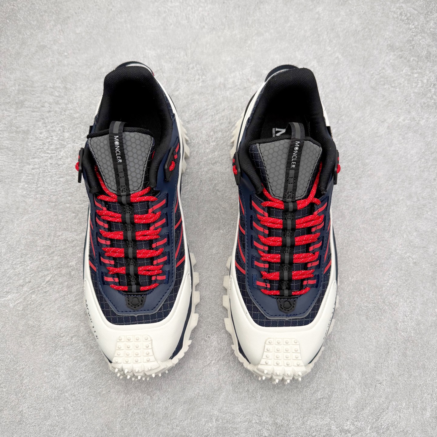 图片[2]-Moncler Trailgrip Gore-Tex 蒙口越野旅行系列低帮厚底轻量户外登山运动鞋 盟可睐MONCLER TRAILGRIP 鞋履新季系列 前卫设计碰撞实用科技 轻盈面料无惧炎热夏季 Trailgrip运动鞋作为盟可睐Moncler的秋冬新作横空出世 融蕴品牌山地基因 运用科技前沿技术 征服野外复杂地形 醒目的胎纹设计搭配弧形橡胶鞋头 确保经久耐穿 为山野探险与都市畅游提供高效防护 Trailgrip 2023春夏系列将在既有的实用性基础之上 推出全新配色 并采用更轻材质 尺码：35 36 37 38 39 40 41 42 43 44 45 46-选品中心