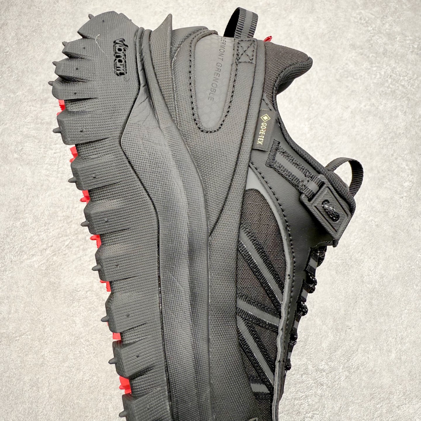 图片[6]-Moncler Trailgrip Gore-Tex 蒙口越野旅行系列低帮厚底轻量户外登山运动鞋 盟可睐MONCLER TRAILGRIP 鞋履新季系列 前卫设计碰撞实用科技 轻盈面料无惧炎热夏季 Trailgrip运动鞋作为盟可睐Moncler的秋冬新作横空出世 融蕴品牌山地基因 运用科技前沿技术 征服野外复杂地形 醒目的胎纹设计搭配弧形橡胶鞋头 确保经久耐穿 为山野探险与都市畅游提供高效防护 Trailgrip 2023春夏系列将在既有的实用性基础之上 推出全新配色 并采用更轻材质 尺码：35 36 37 38 39 40 41 42 43 44 45 46-选品中心