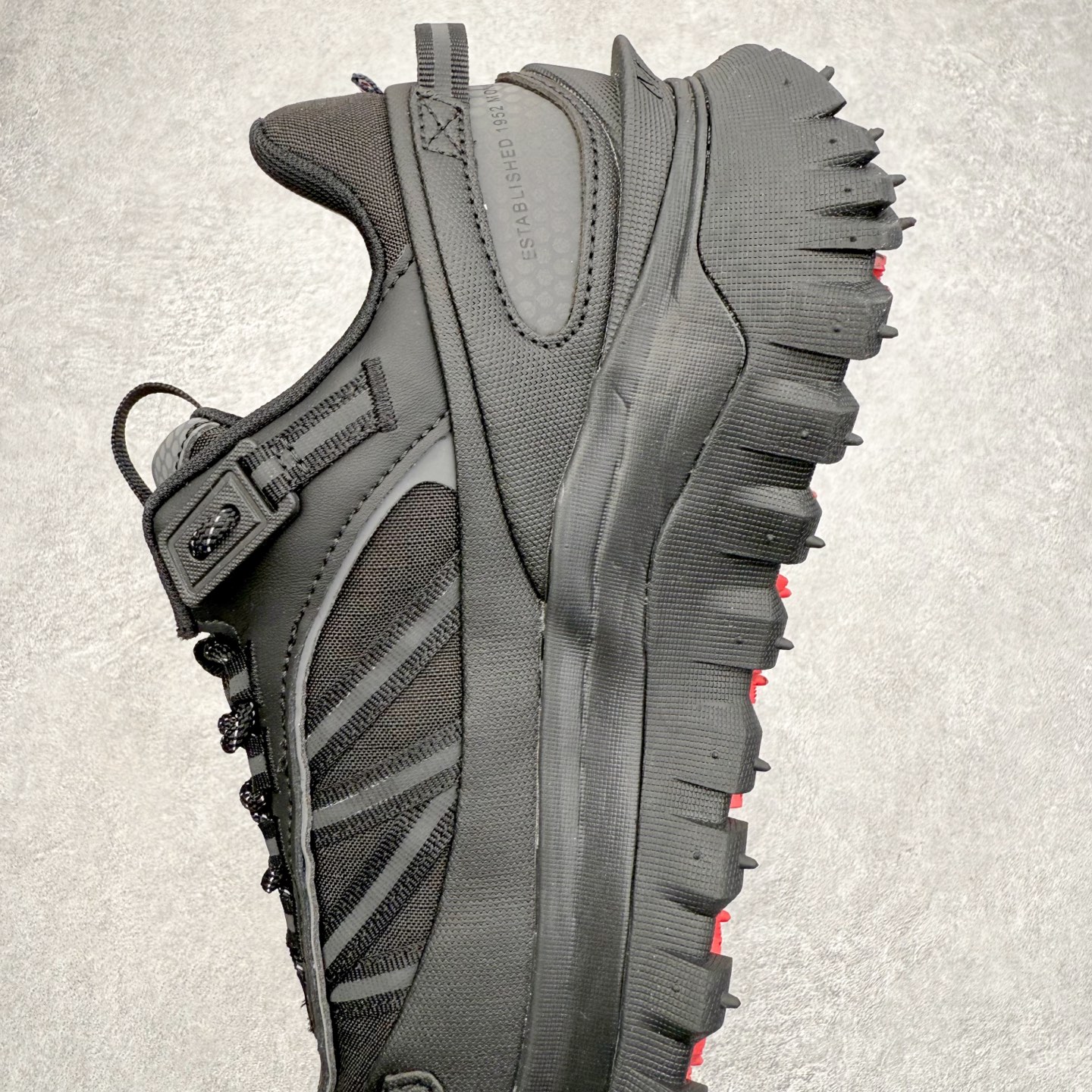 图片[7]-Moncler Trailgrip Gore-Tex 蒙口越野旅行系列低帮厚底轻量户外登山运动鞋 盟可睐MONCLER TRAILGRIP 鞋履新季系列 前卫设计碰撞实用科技 轻盈面料无惧炎热夏季 Trailgrip运动鞋作为盟可睐Moncler的秋冬新作横空出世 融蕴品牌山地基因 运用科技前沿技术 征服野外复杂地形 醒目的胎纹设计搭配弧形橡胶鞋头 确保经久耐穿 为山野探险与都市畅游提供高效防护 Trailgrip 2023春夏系列将在既有的实用性基础之上 推出全新配色 并采用更轻材质 尺码：35 36 37 38 39 40 41 42 43 44 45 46-选品中心