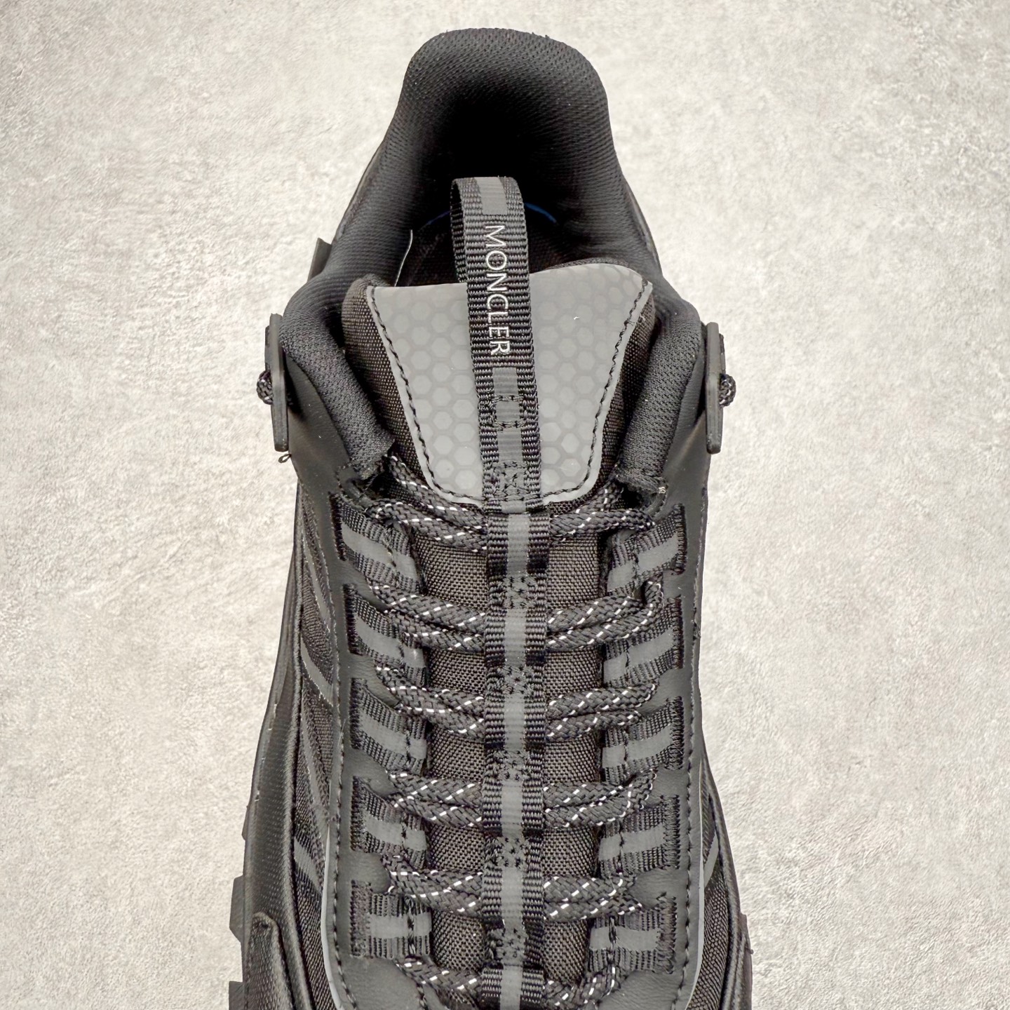 图片[5]-Moncler Trailgrip Gore-Tex 蒙口越野旅行系列低帮厚底轻量户外登山运动鞋 盟可睐MONCLER TRAILGRIP 鞋履新季系列 前卫设计碰撞实用科技 轻盈面料无惧炎热夏季 Trailgrip运动鞋作为盟可睐Moncler的秋冬新作横空出世 融蕴品牌山地基因 运用科技前沿技术 征服野外复杂地形 醒目的胎纹设计搭配弧形橡胶鞋头 确保经久耐穿 为山野探险与都市畅游提供高效防护 Trailgrip 2023春夏系列将在既有的实用性基础之上 推出全新配色 并采用更轻材质 尺码：35 36 37 38 39 40 41 42 43 44 45 46-选品中心