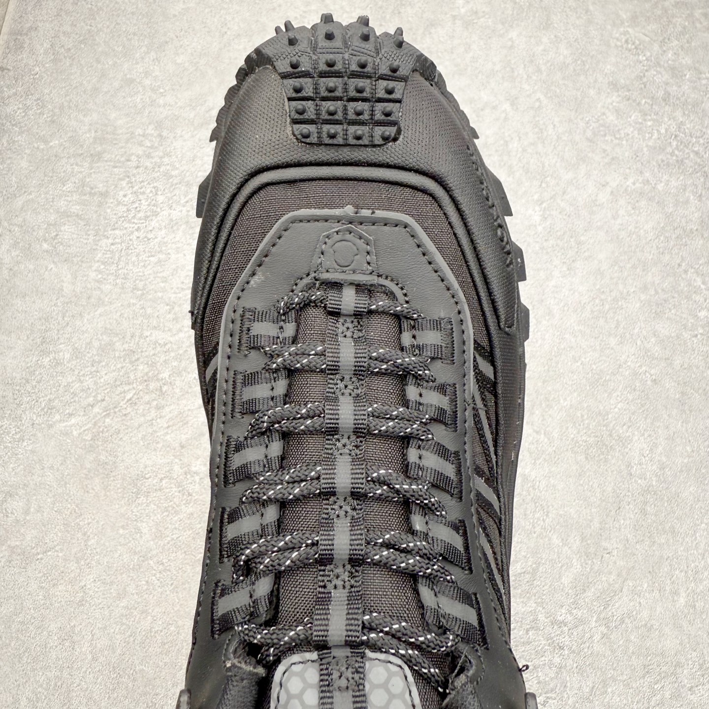 图片[4]-Moncler Trailgrip Gore-Tex 蒙口越野旅行系列低帮厚底轻量户外登山运动鞋 盟可睐MONCLER TRAILGRIP 鞋履新季系列 前卫设计碰撞实用科技 轻盈面料无惧炎热夏季 Trailgrip运动鞋作为盟可睐Moncler的秋冬新作横空出世 融蕴品牌山地基因 运用科技前沿技术 征服野外复杂地形 醒目的胎纹设计搭配弧形橡胶鞋头 确保经久耐穿 为山野探险与都市畅游提供高效防护 Trailgrip 2023春夏系列将在既有的实用性基础之上 推出全新配色 并采用更轻材质 尺码：35 36 37 38 39 40 41 42 43 44 45 46-选品中心