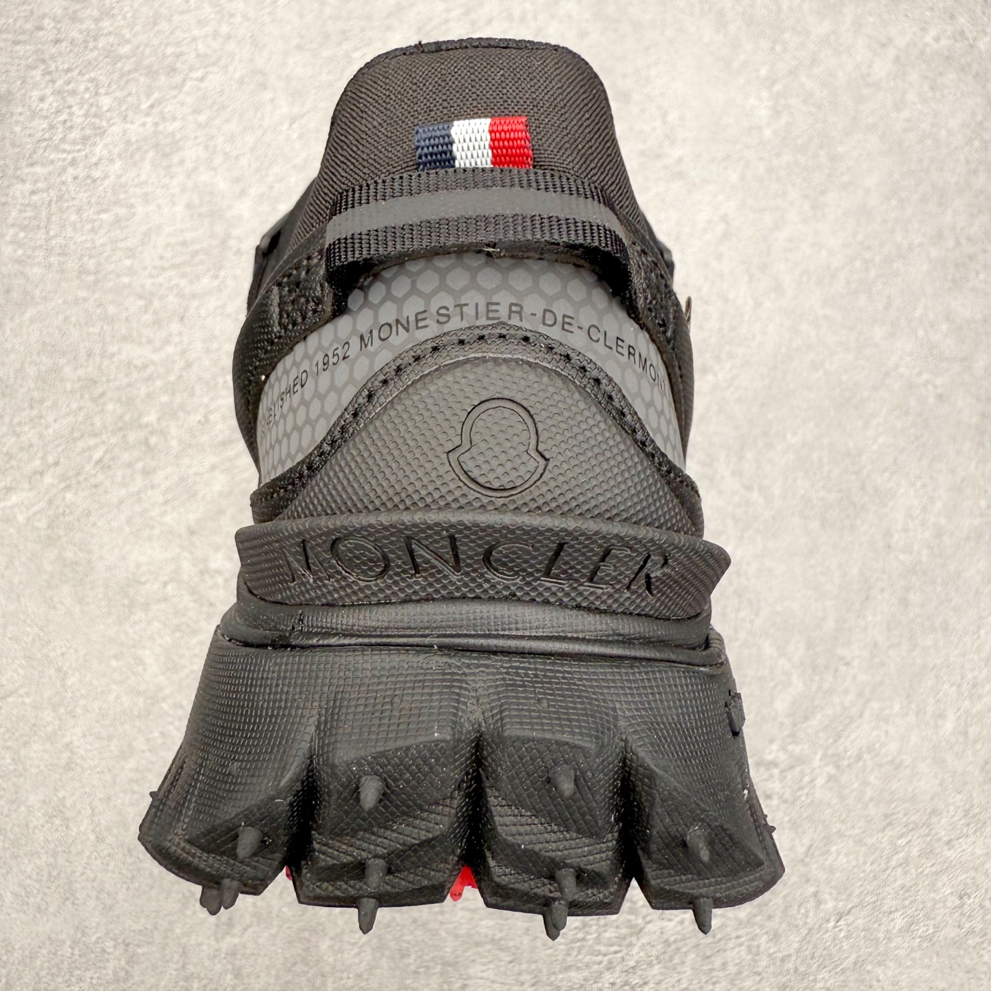 图片[8]-Moncler Trailgrip Gore-Tex 蒙口越野旅行系列低帮厚底轻量户外登山运动鞋 盟可睐MONCLER TRAILGRIP 鞋履新季系列 前卫设计碰撞实用科技 轻盈面料无惧炎热夏季 Trailgrip运动鞋作为盟可睐Moncler的秋冬新作横空出世 融蕴品牌山地基因 运用科技前沿技术 征服野外复杂地形 醒目的胎纹设计搭配弧形橡胶鞋头 确保经久耐穿 为山野探险与都市畅游提供高效防护 Trailgrip 2023春夏系列将在既有的实用性基础之上 推出全新配色 并采用更轻材质 尺码：35 36 37 38 39 40 41 42 43 44 45 46-选品中心