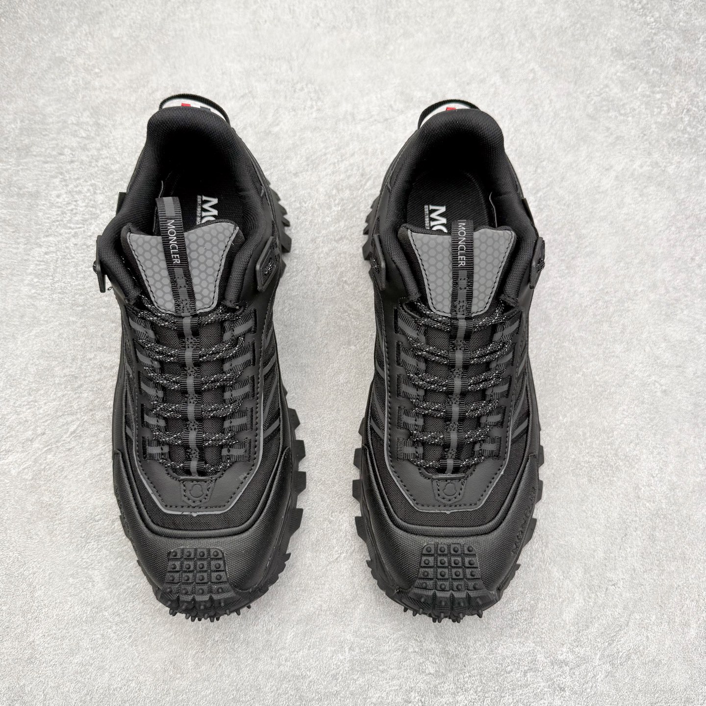 图片[2]-Moncler Trailgrip Gore-Tex 蒙口越野旅行系列低帮厚底轻量户外登山运动鞋 盟可睐MONCLER TRAILGRIP 鞋履新季系列 前卫设计碰撞实用科技 轻盈面料无惧炎热夏季 Trailgrip运动鞋作为盟可睐Moncler的秋冬新作横空出世 融蕴品牌山地基因 运用科技前沿技术 征服野外复杂地形 醒目的胎纹设计搭配弧形橡胶鞋头 确保经久耐穿 为山野探险与都市畅游提供高效防护 Trailgrip 2023春夏系列将在既有的实用性基础之上 推出全新配色 并采用更轻材质 尺码：35 36 37 38 39 40 41 42 43 44 45 46-选品中心