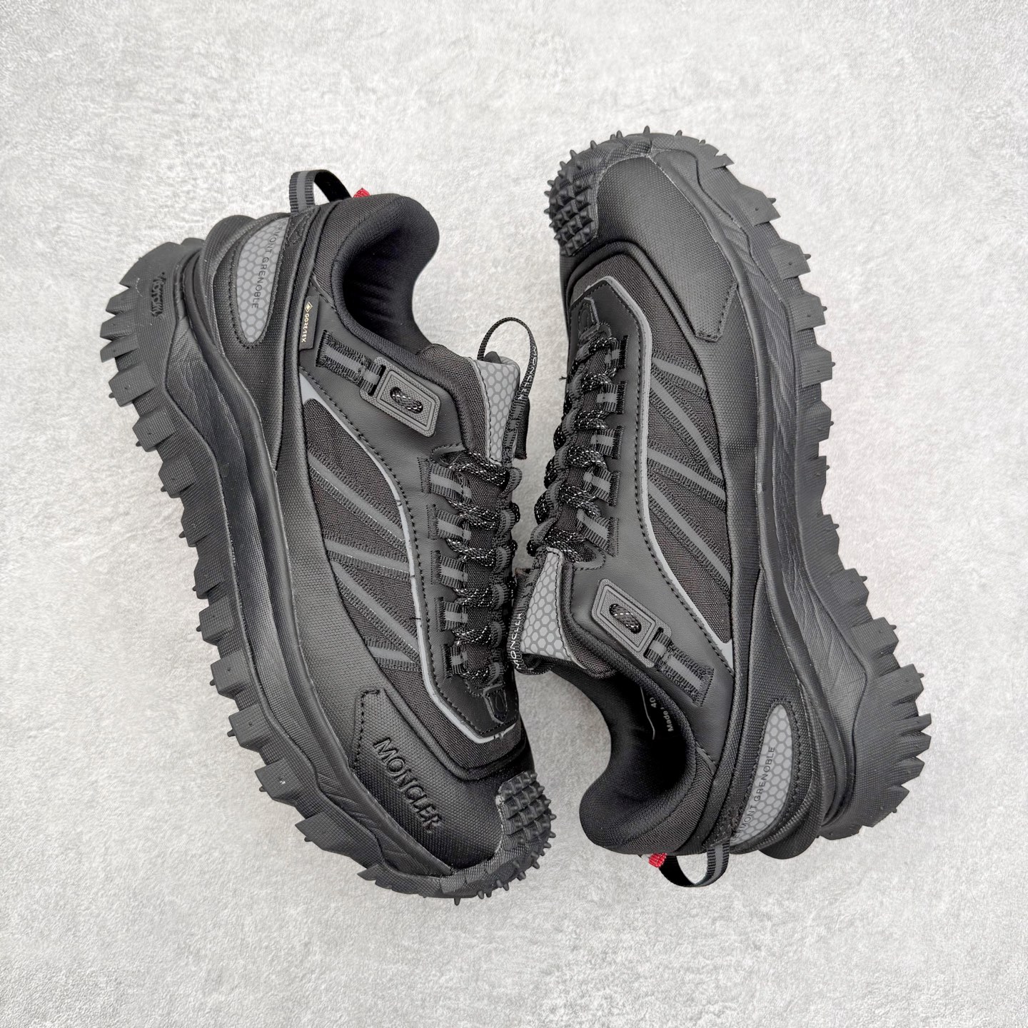 图片[3]-Moncler Trailgrip Gore-Tex 蒙口越野旅行系列低帮厚底轻量户外登山运动鞋 盟可睐MONCLER TRAILGRIP 鞋履新季系列 前卫设计碰撞实用科技 轻盈面料无惧炎热夏季 Trailgrip运动鞋作为盟可睐Moncler的秋冬新作横空出世 融蕴品牌山地基因 运用科技前沿技术 征服野外复杂地形 醒目的胎纹设计搭配弧形橡胶鞋头 确保经久耐穿 为山野探险与都市畅游提供高效防护 Trailgrip 2023春夏系列将在既有的实用性基础之上 推出全新配色 并采用更轻材质 尺码：35 36 37 38 39 40 41 42 43 44 45 46-选品中心